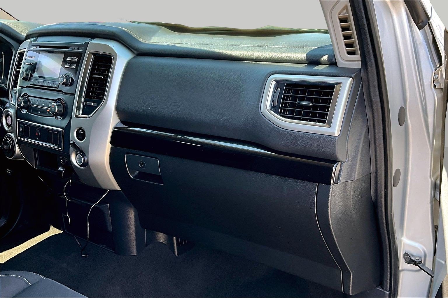 Used 2017 Nissan Titan SV AWD/4WD image 15