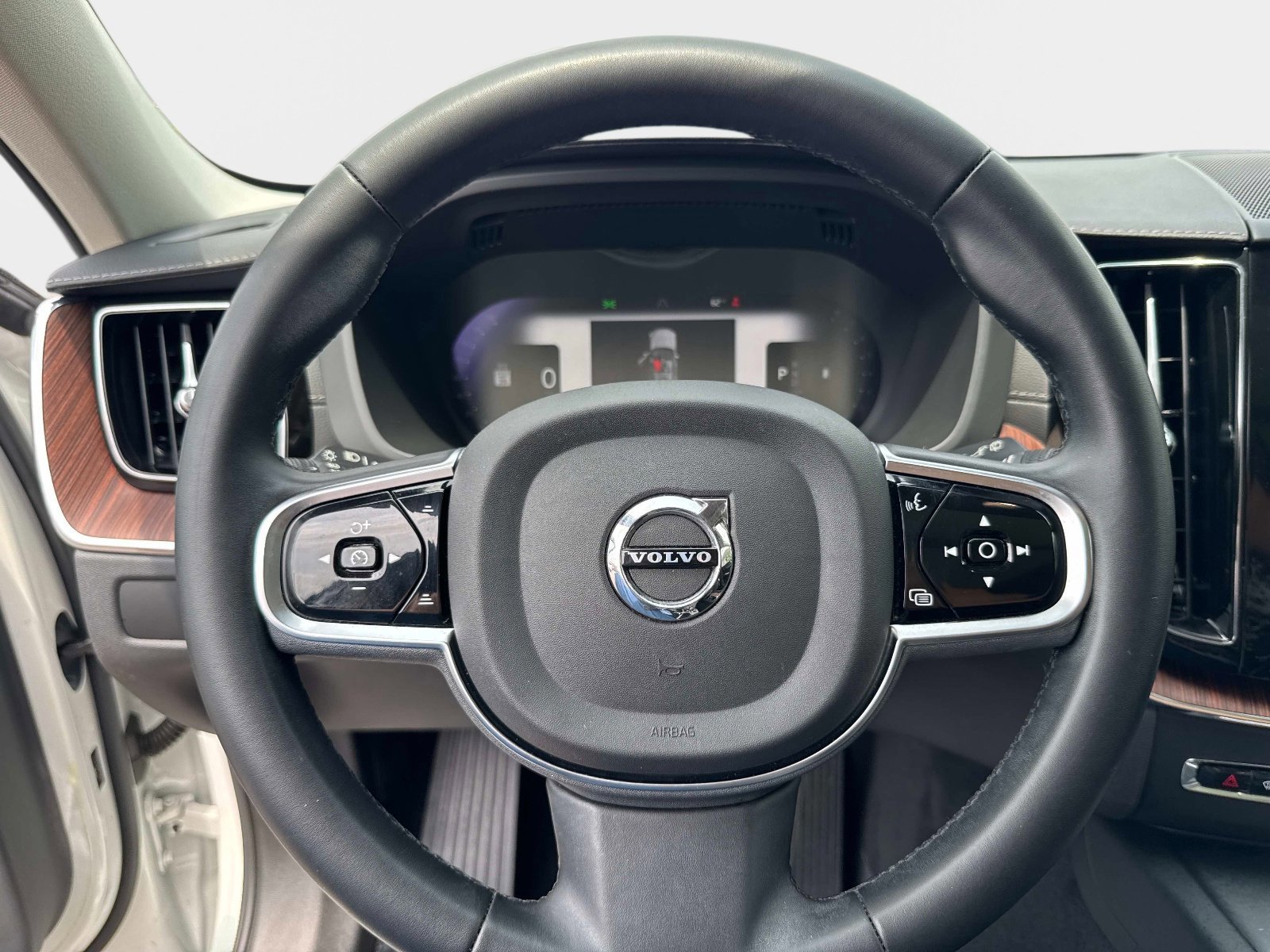 Used 2023 Volvo XC60 B5 Ultimate w/ Protection Package Premier FWD image 26