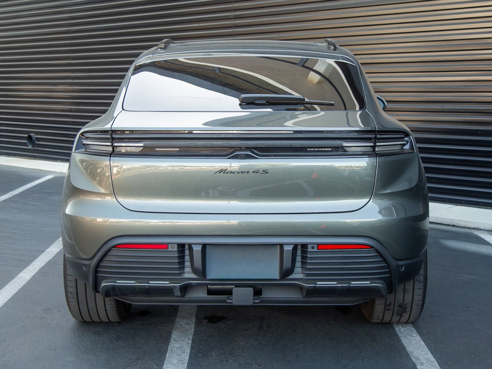 Certified 2025 Porsche Macan 4S Electric AWD/4WD image 3