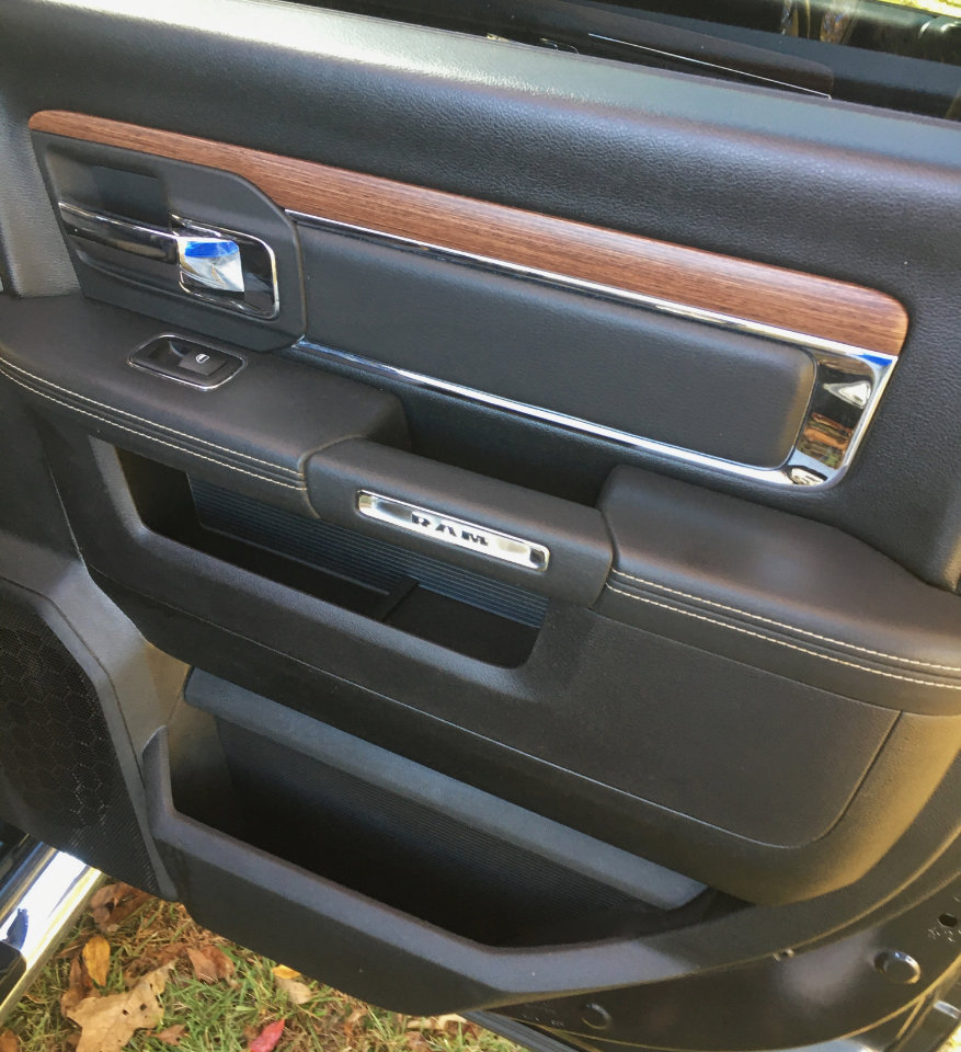 Used 2016 RAM 1500 Laramie w/ Convenience Group image 18