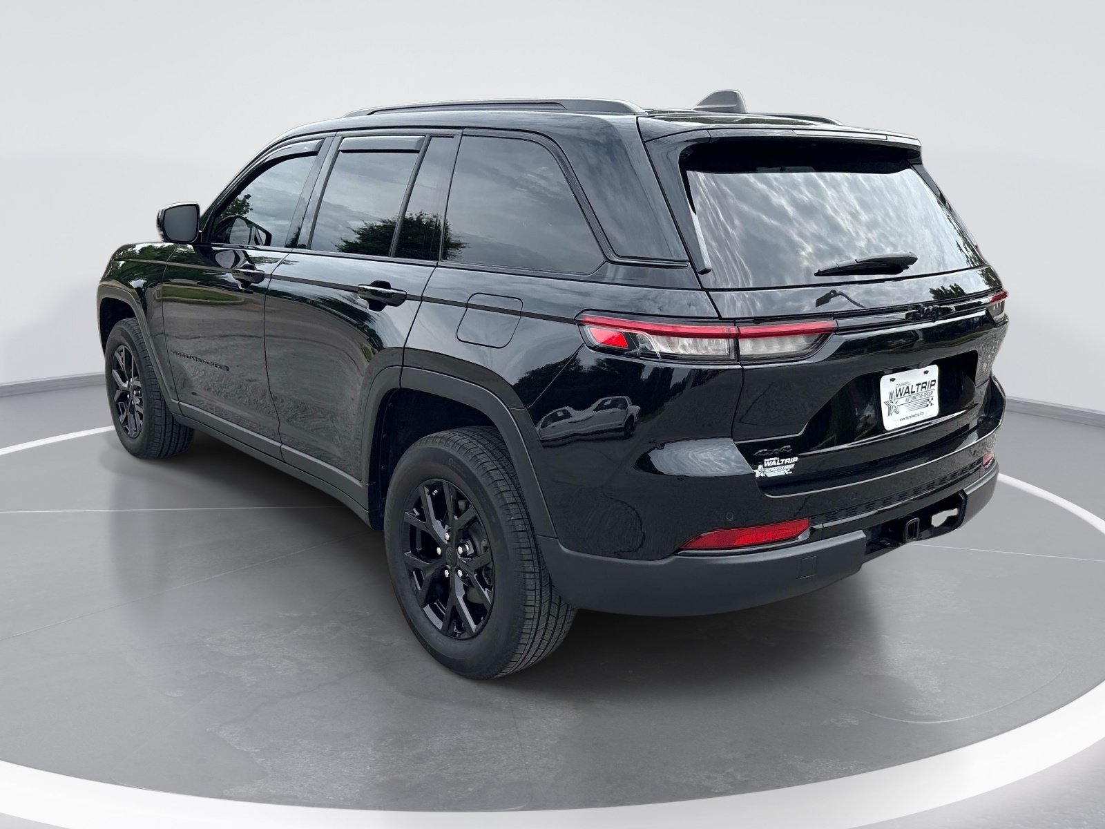 Used 2024 Jeep Grand Cherokee Altitude AWD/4WD image 6
