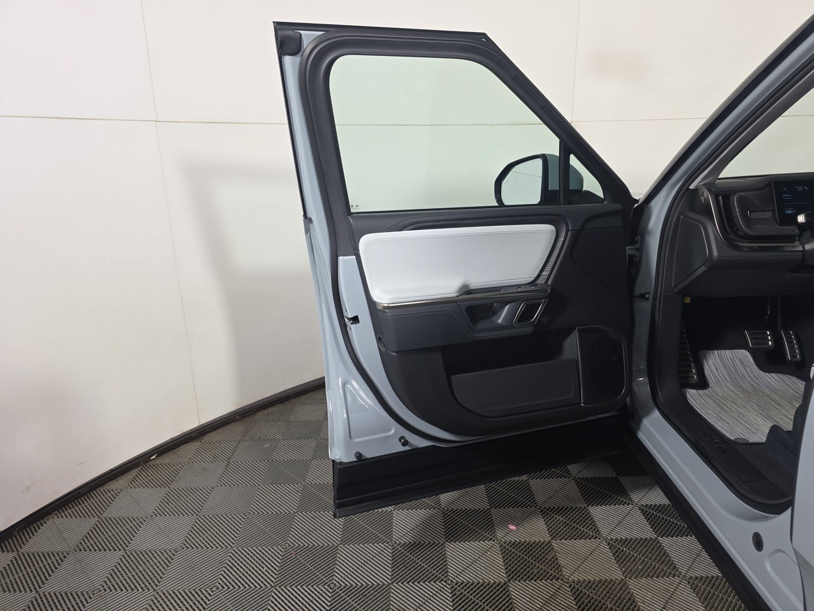 Used 2023 Rivian R1T Launch Edition AWD/4WD image 16