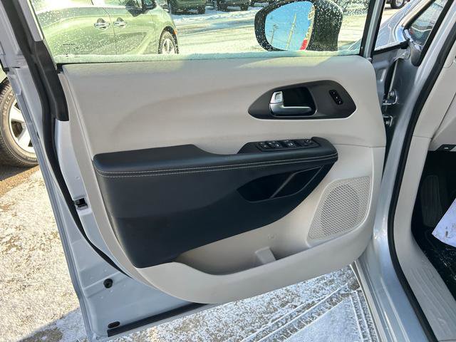 Certified 2024 Chrysler Pacifica Touring-L image 7