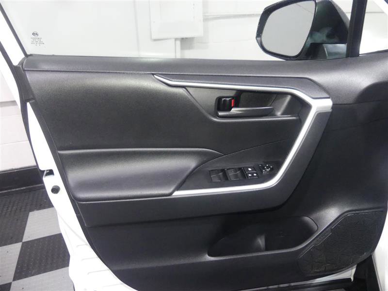 Used 2021 Toyota RAV4 LE image 17