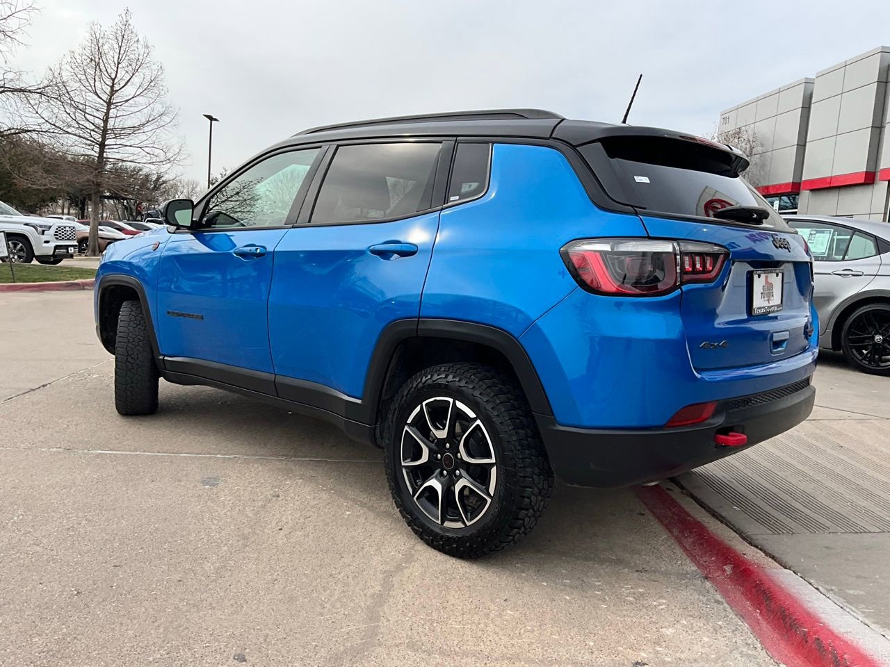 Used 2025 Jeep Compass Trailhawk image 8