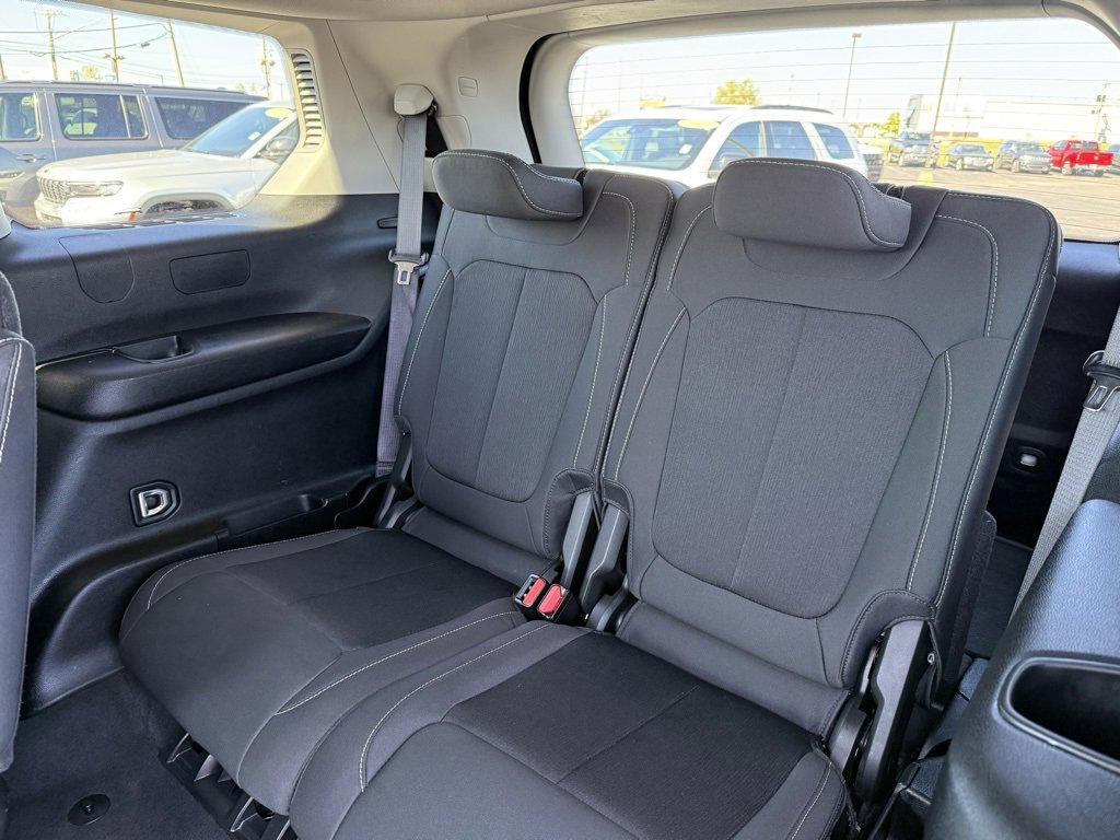 Used 2023 Jeep Grand Cherokee L Laredo image 22