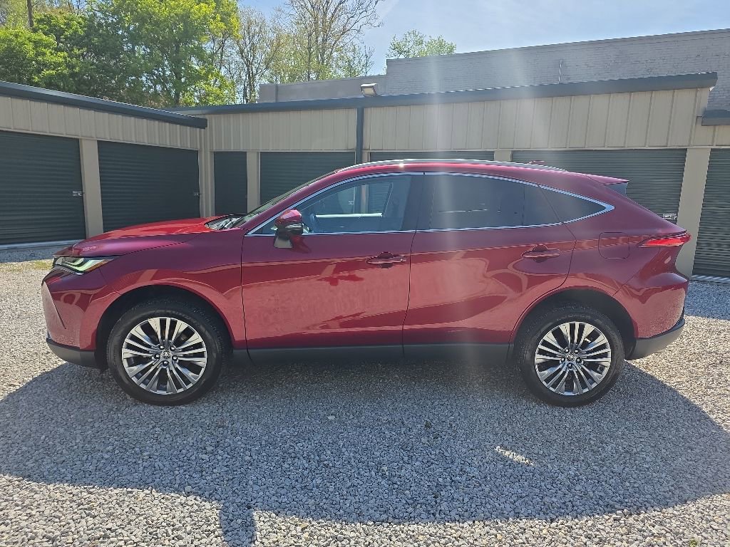 Used 2024 Toyota Venza XLE AWD/4WD image 3