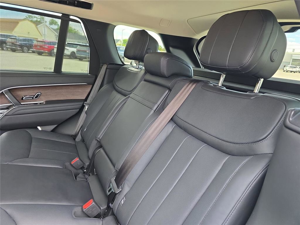 Used 2023 Land Rover Range Rover SE image 11