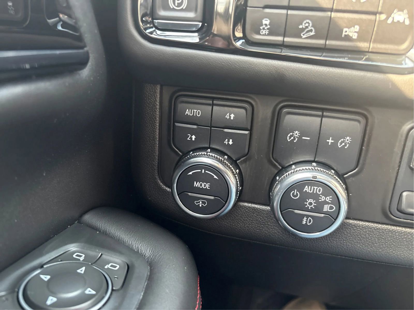 Used 2025 GMC Yukon AT4 Ultimate AWD/4WD image 36