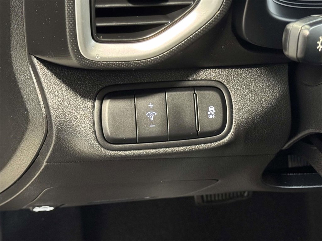 Used 2024 Hyundai Venue SEL image 25