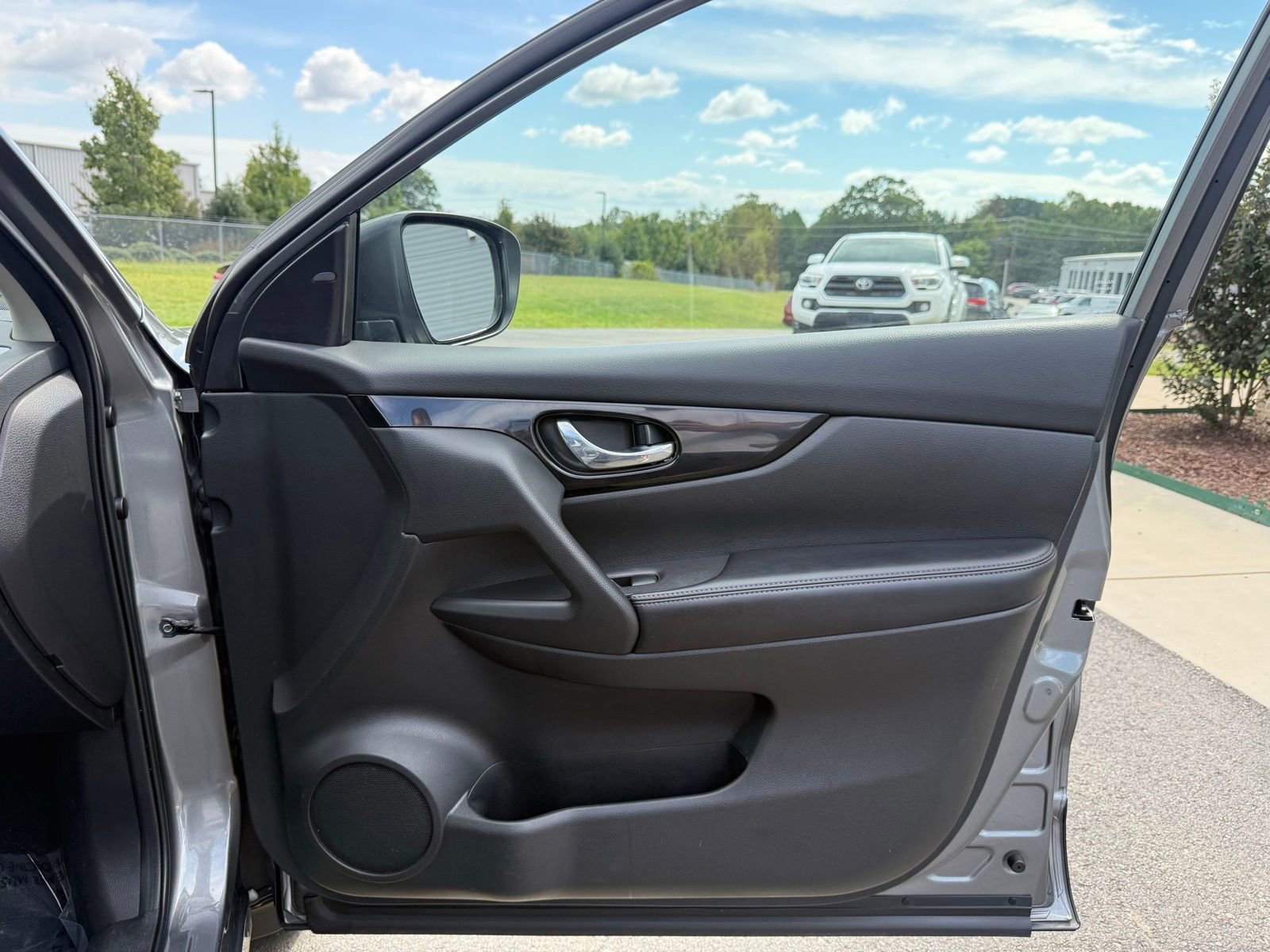 Used 2018 Nissan Rogue Sport SV image 26