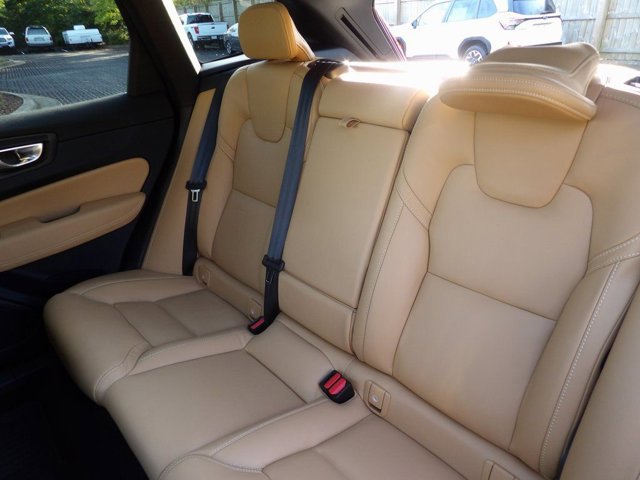 Certified 2023 Volvo XC60 B5 Ultimate w/ Climate Package image 23