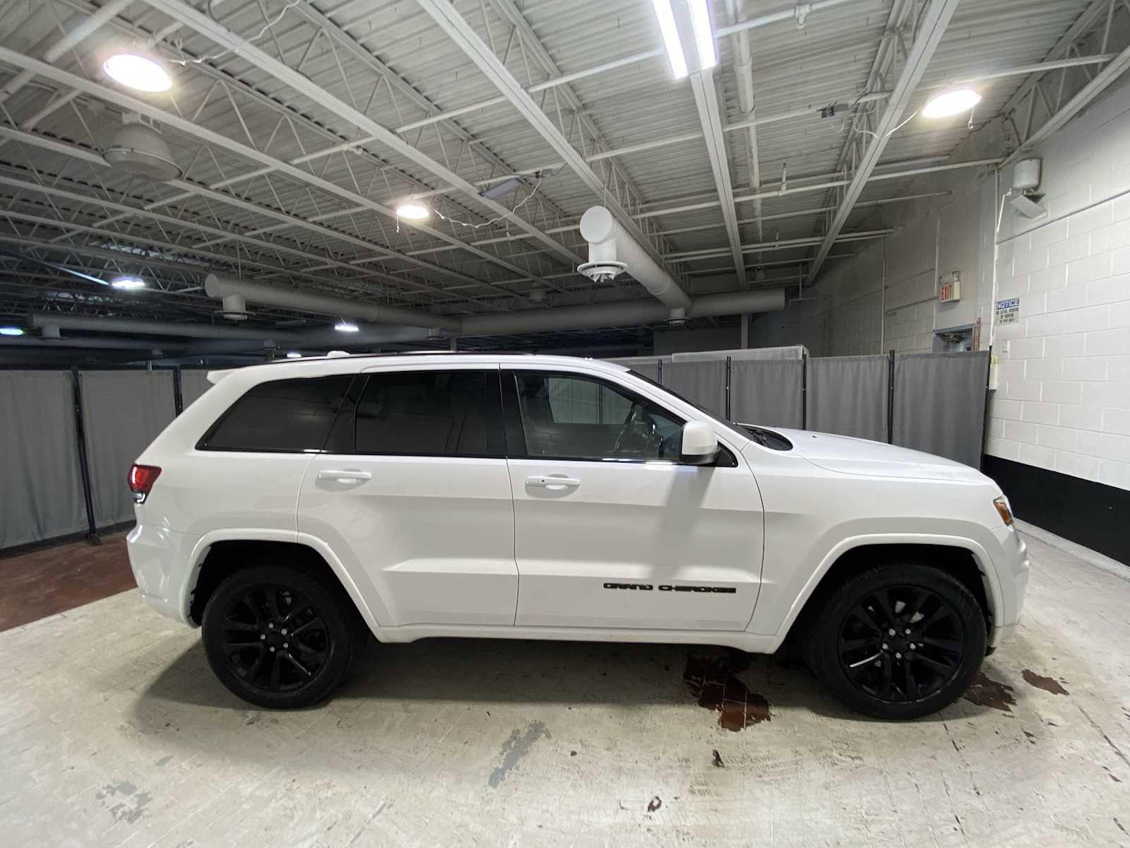 Used 2020 Jeep Grand Cherokee Altitude image 27