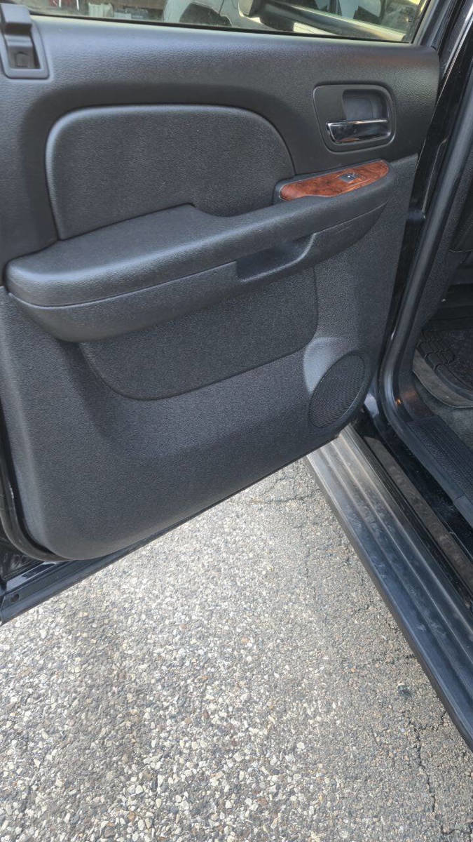 Used 2011 Chevrolet Suburban LT image 11