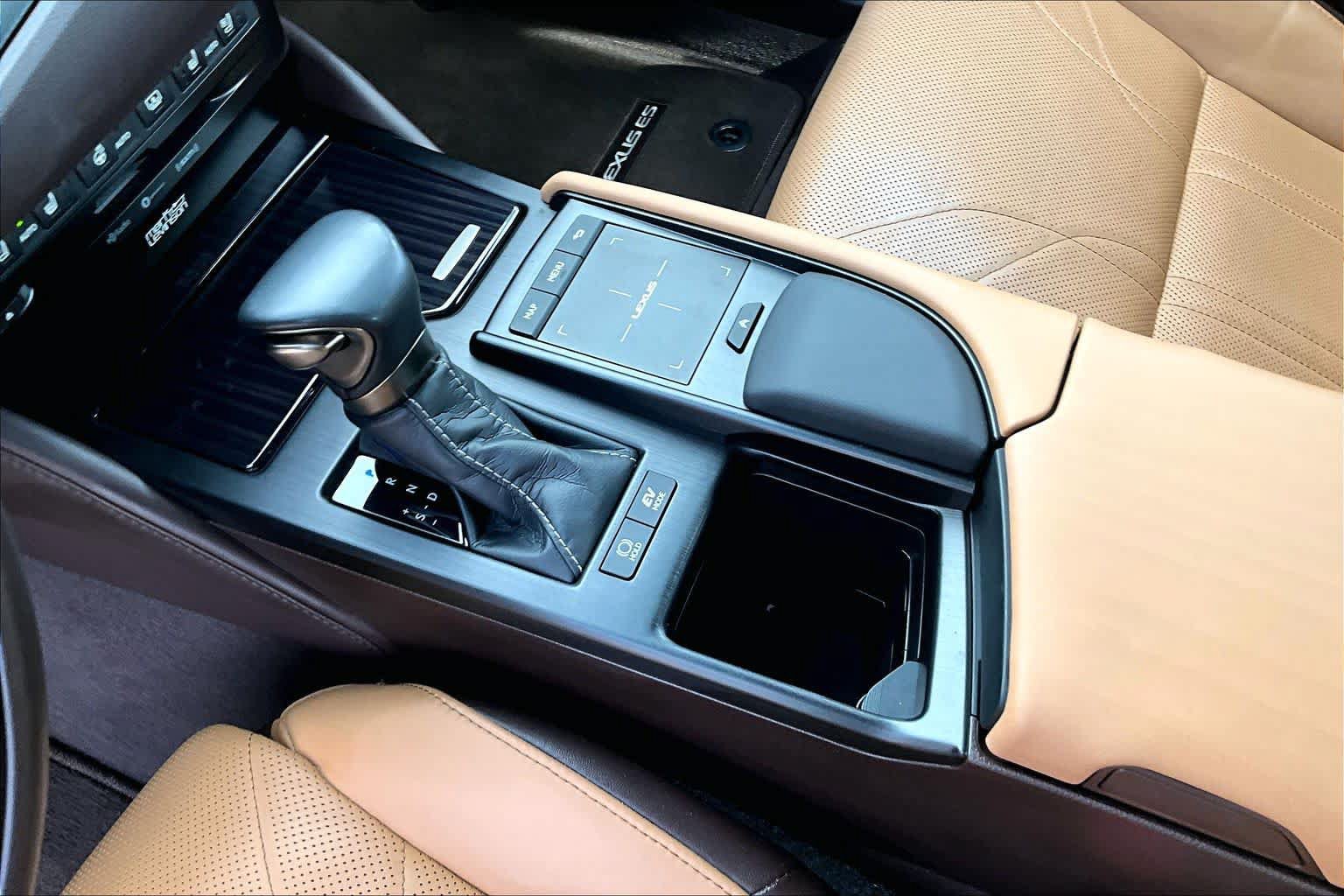 Used 2019 Lexus ES 300h Ultra Luxury w/ Accessory Package 2 FWD image 17