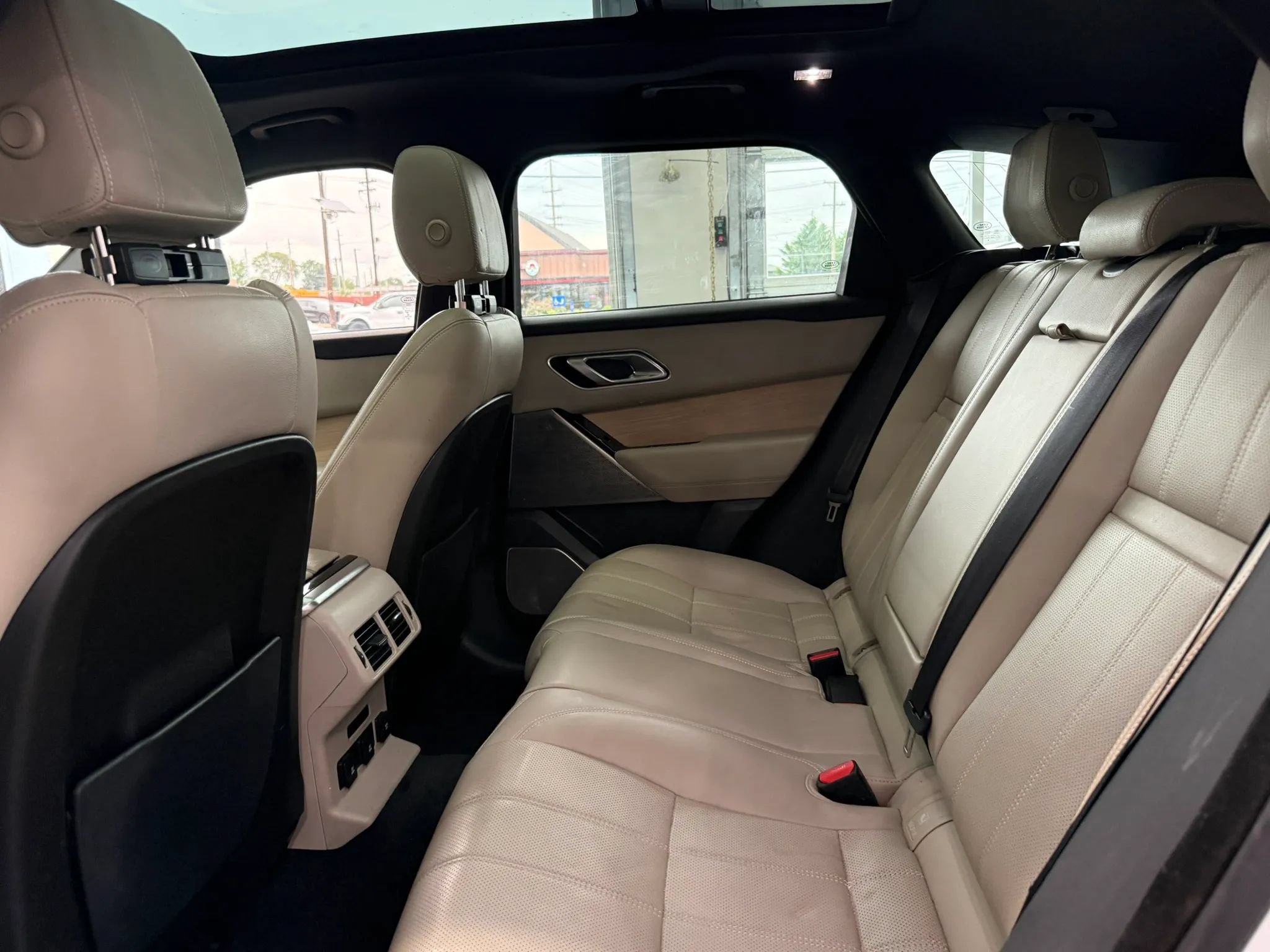 Used 2019 Land Rover Range Rover Velar R-Dynamic SE AWD/4WD image 31