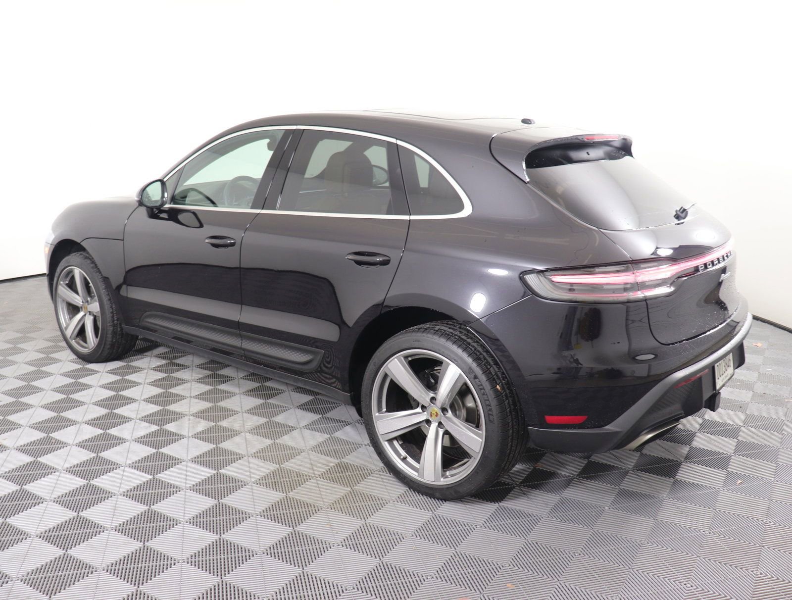 Used 2025 Porsche Macan image 2