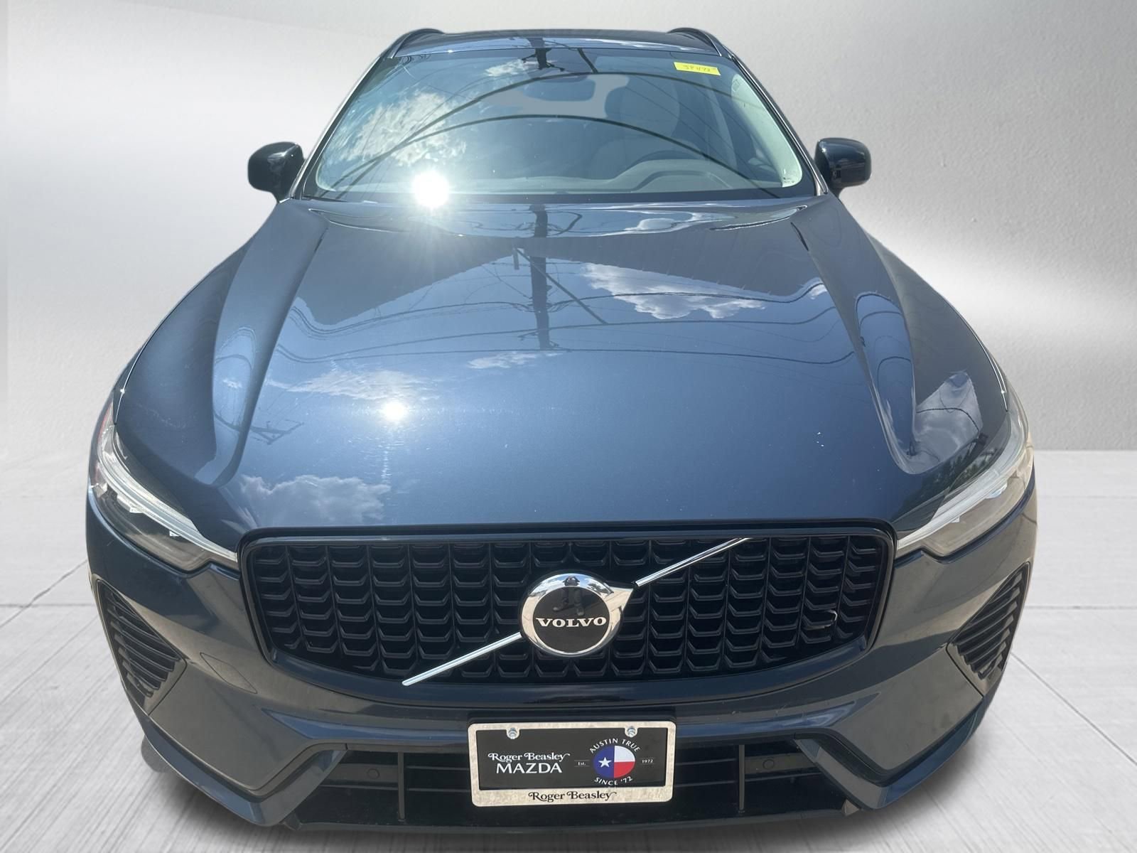 Used 2024 Volvo XC60 B5 Core AWD/4WD image 2