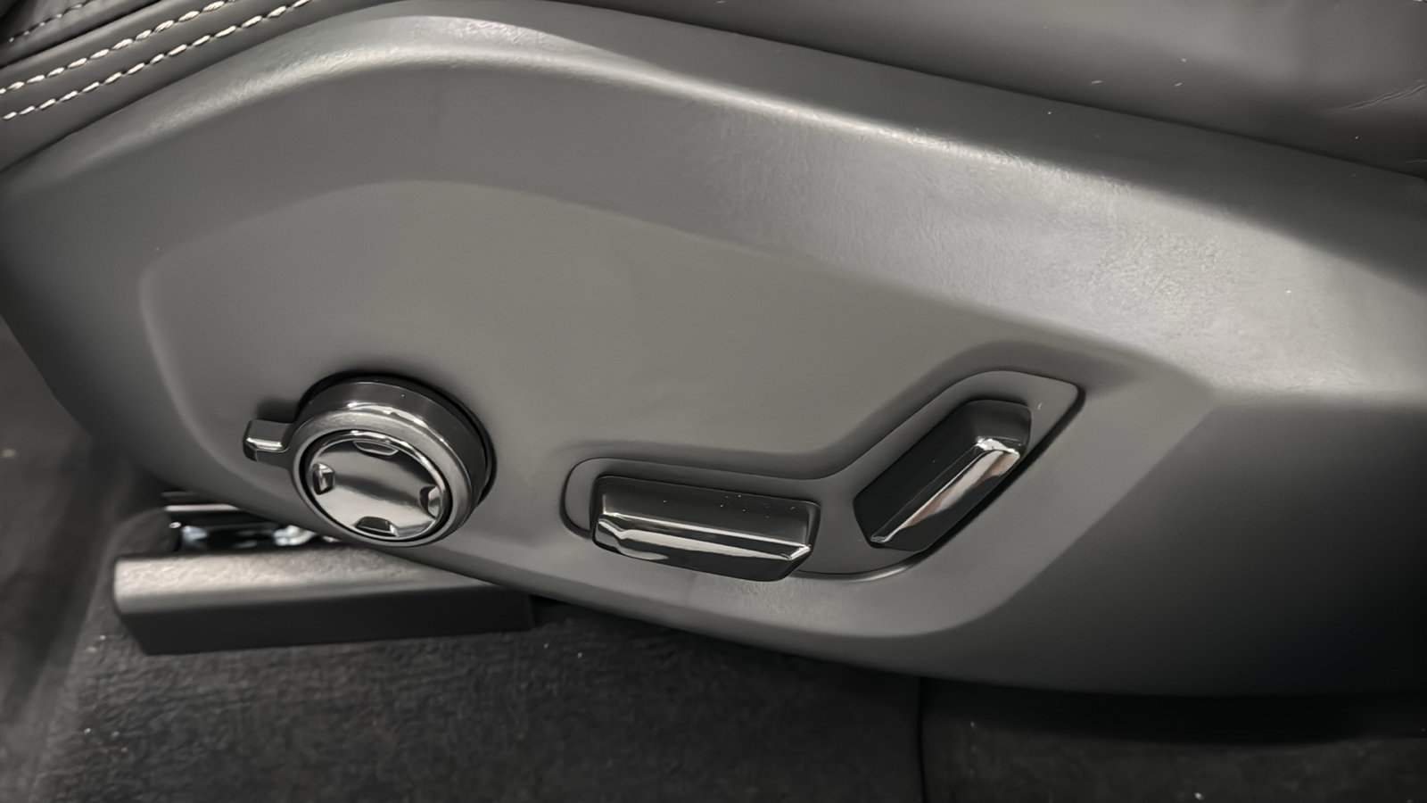 New 2027 Volvo XC60 B5 Ultra AWD/4WD image 24