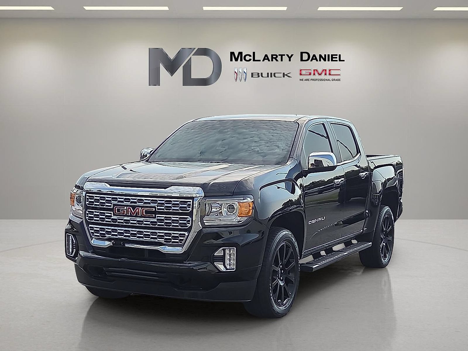 Used 2022 GMC Canyon Denali w/ Denali Black Edition Package AWD/4WD image 3