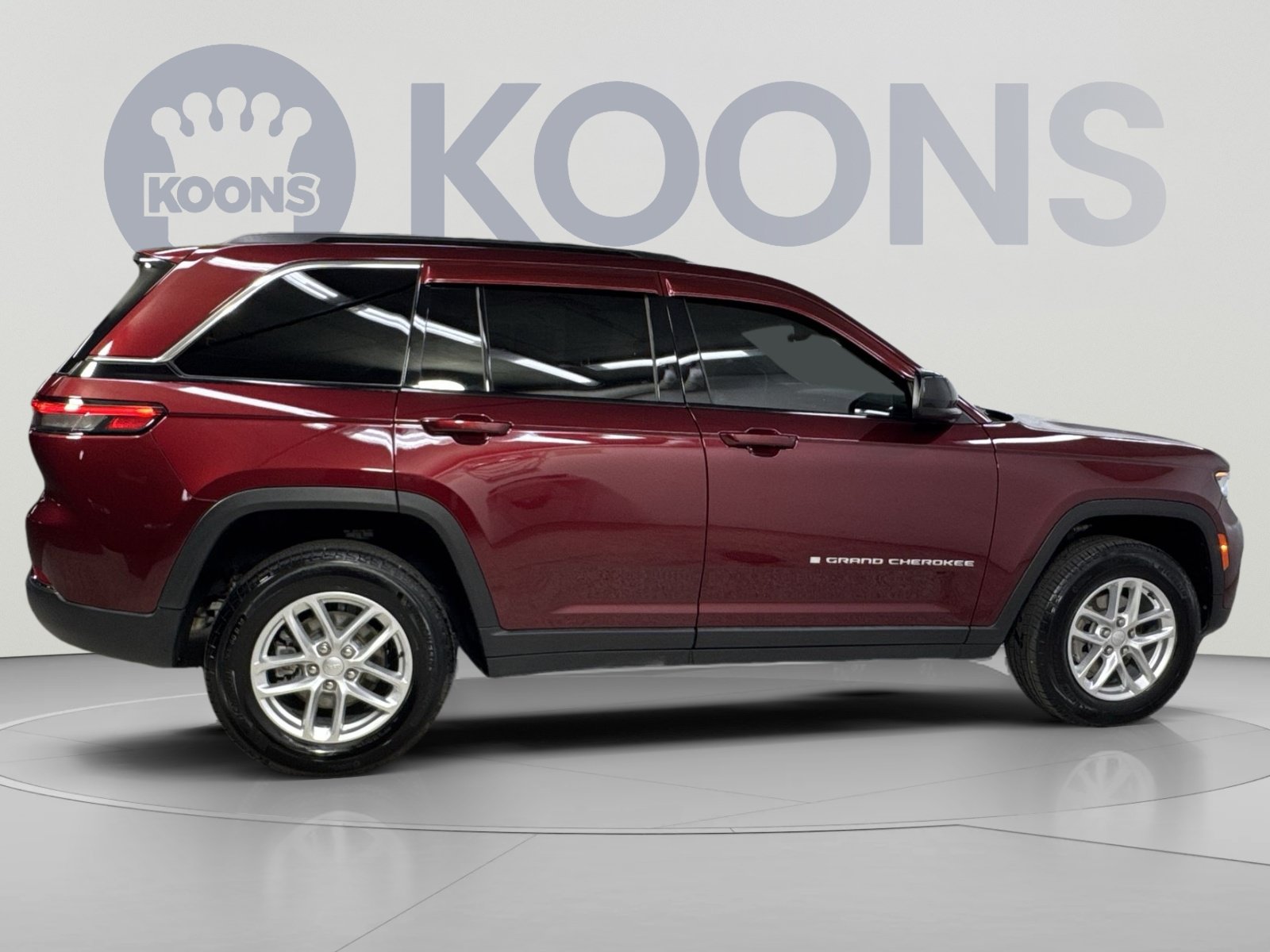 Used 2025 Jeep Grand Cherokee Laredo AWD/4WD image 21