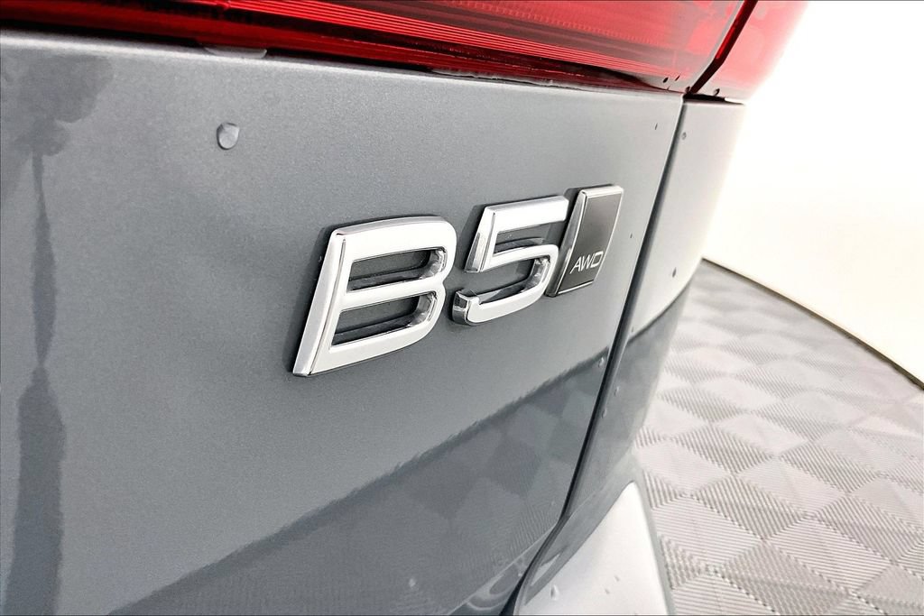 Used 2024 Volvo XC60 B5 Core AWD/4WD image 14