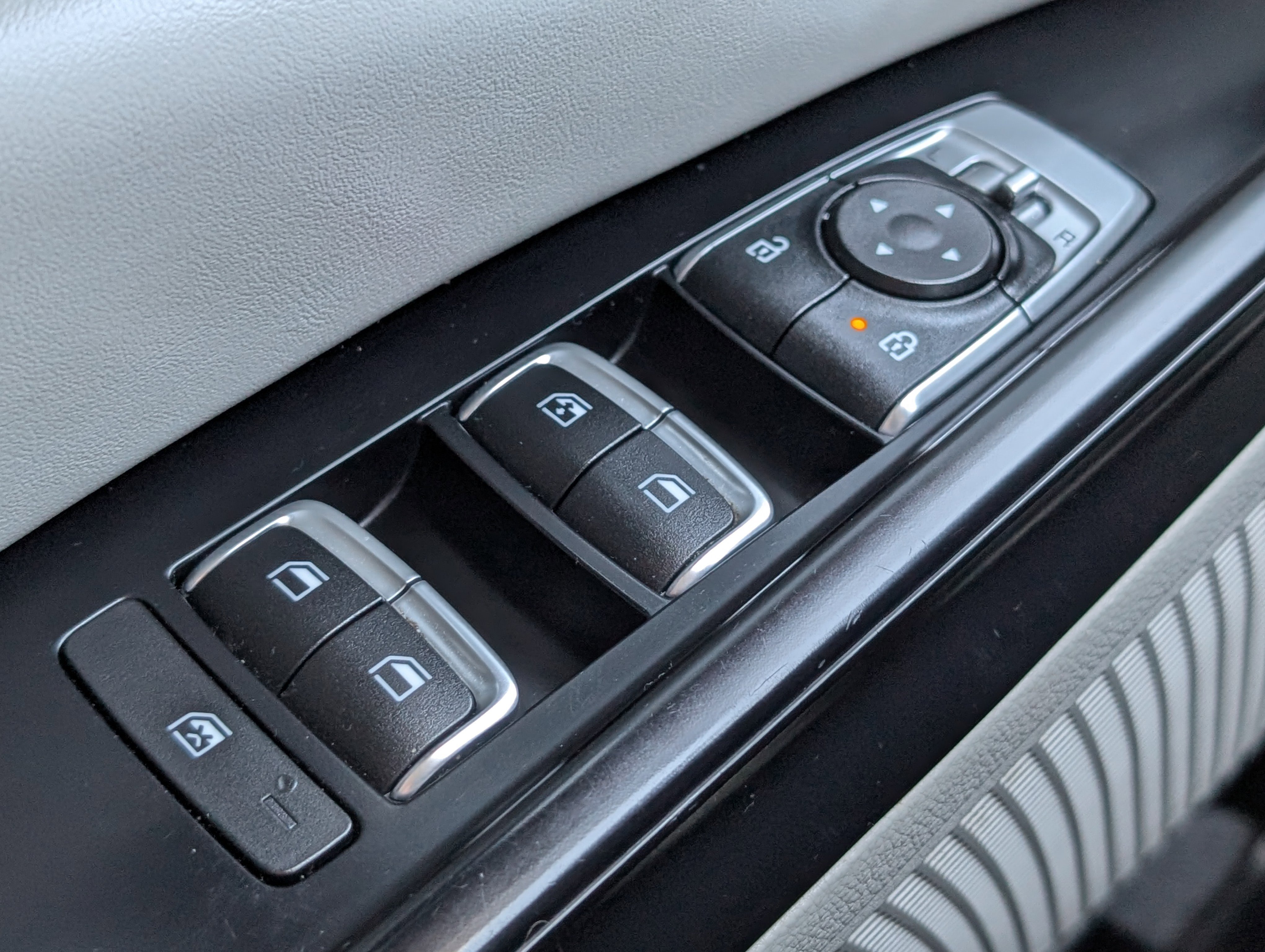 Used 2023 Kia Carnival LX image 21