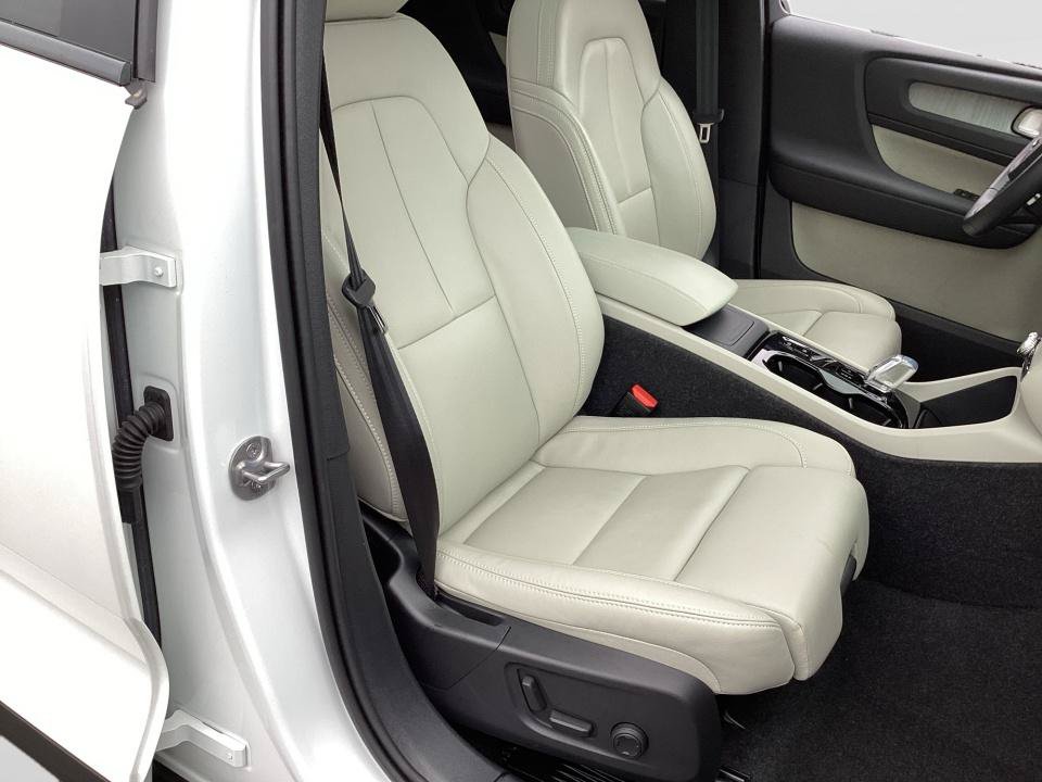 Certified 2025 Volvo XC40 B5 Plus AWD/4WD image 32
