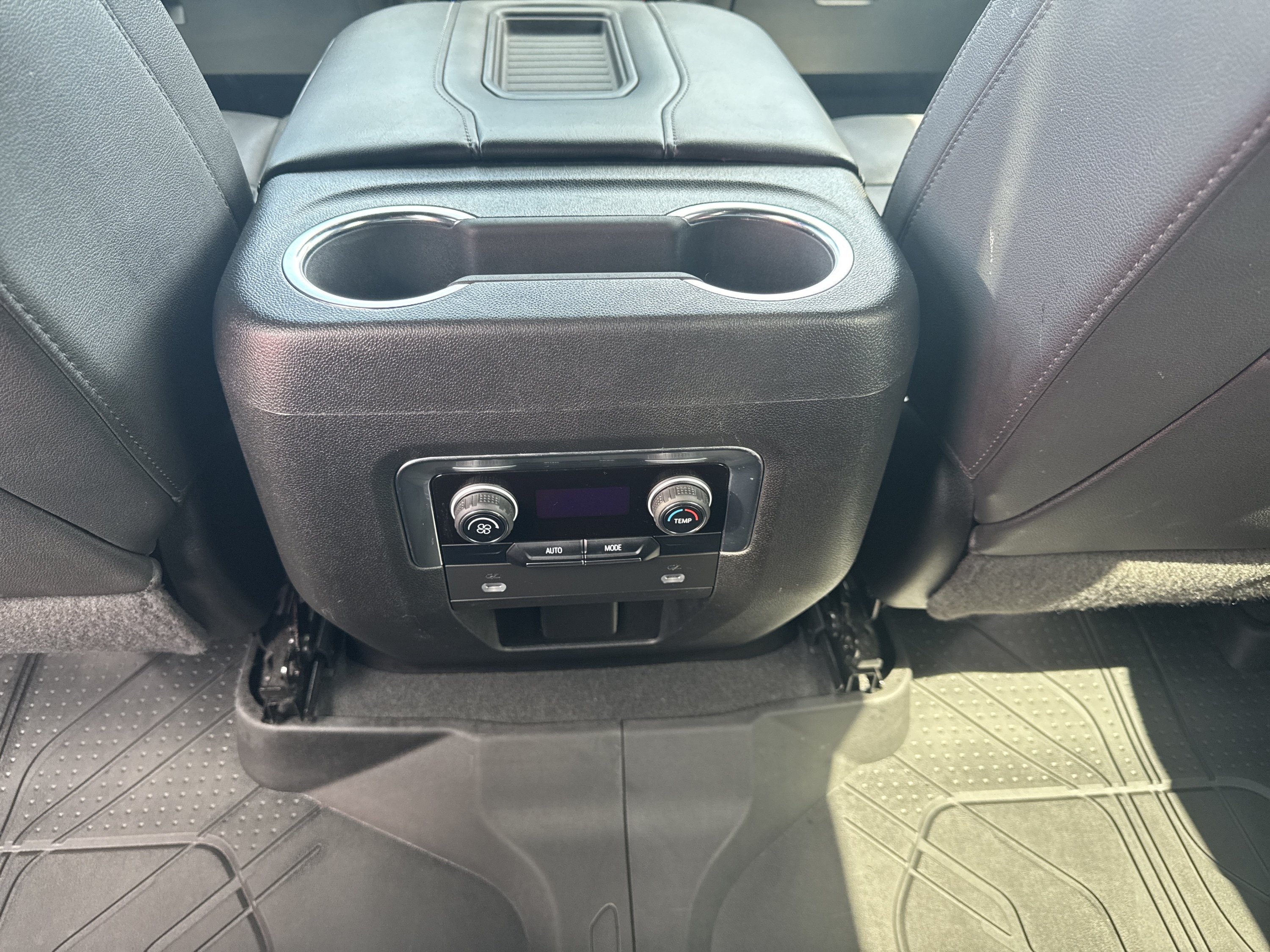 Used 2022 Chevrolet Suburban LT AWD/4WD image 18