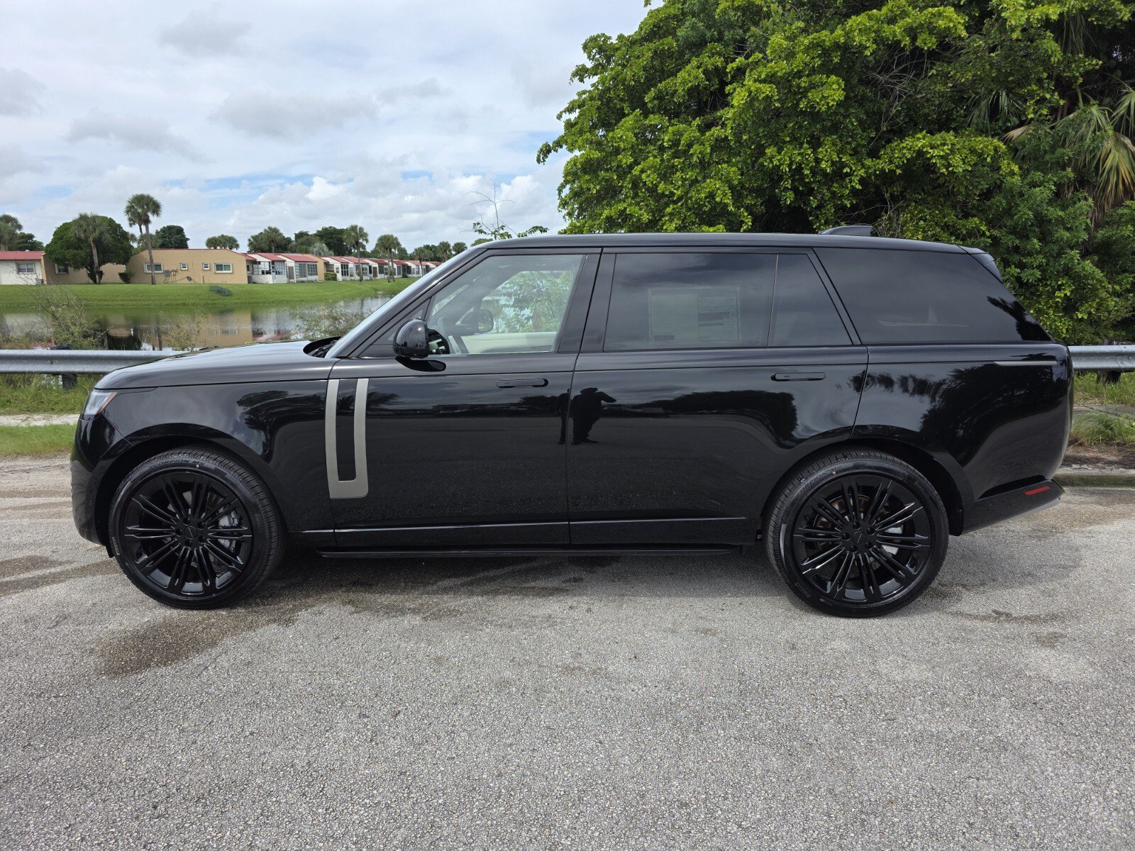 New 2026 Land Rover Range Rover Long Wheelbase SE AWD/4WD image 7