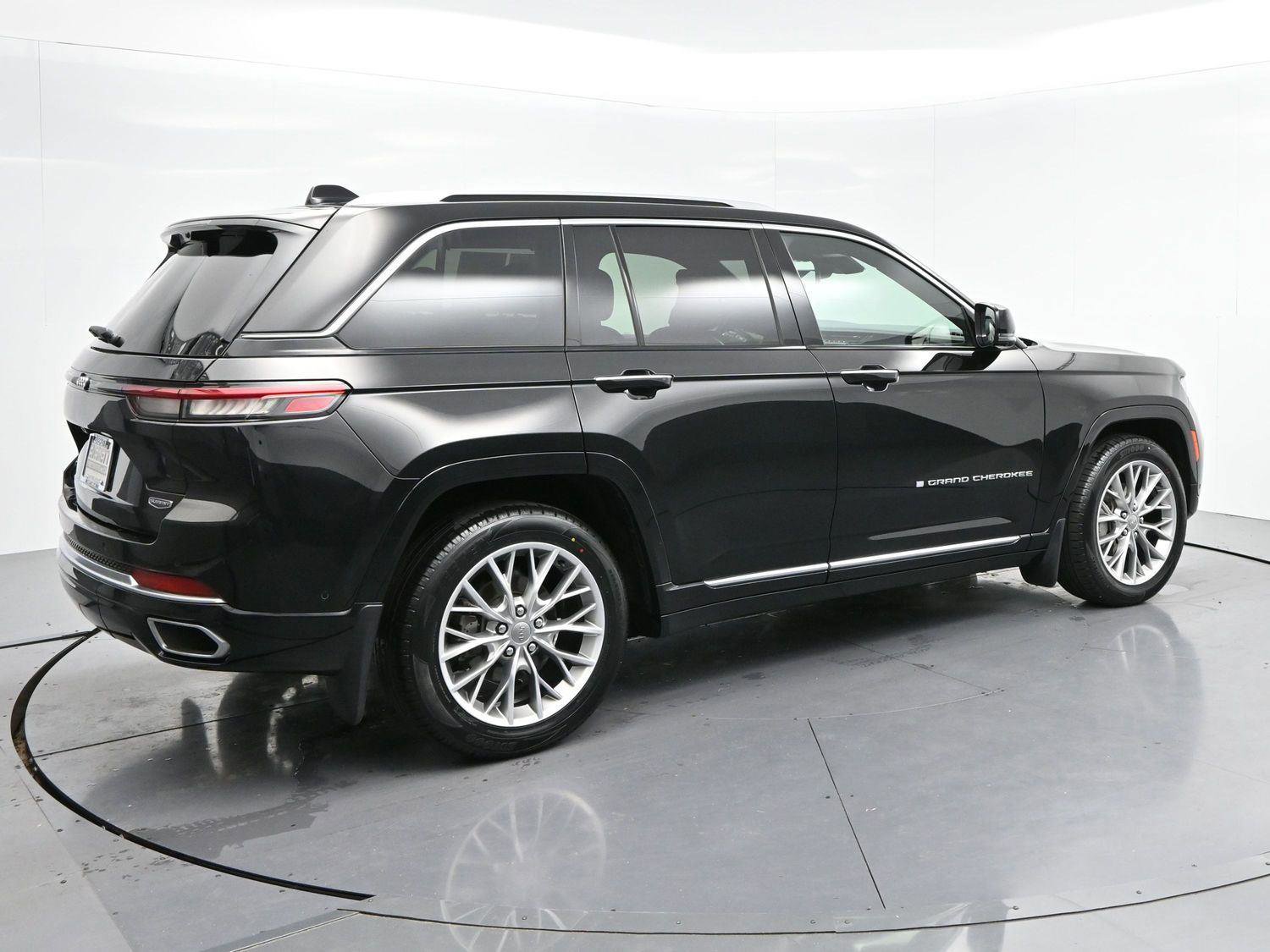 Used 2023 Jeep Grand Cherokee Summit w/ Adv Protech Group IV AWD/4WD image 7