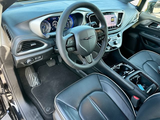 Used 2025 Chrysler Pacifica Limited w/ Uconnect Theater Family Group AWD/4WD image 10