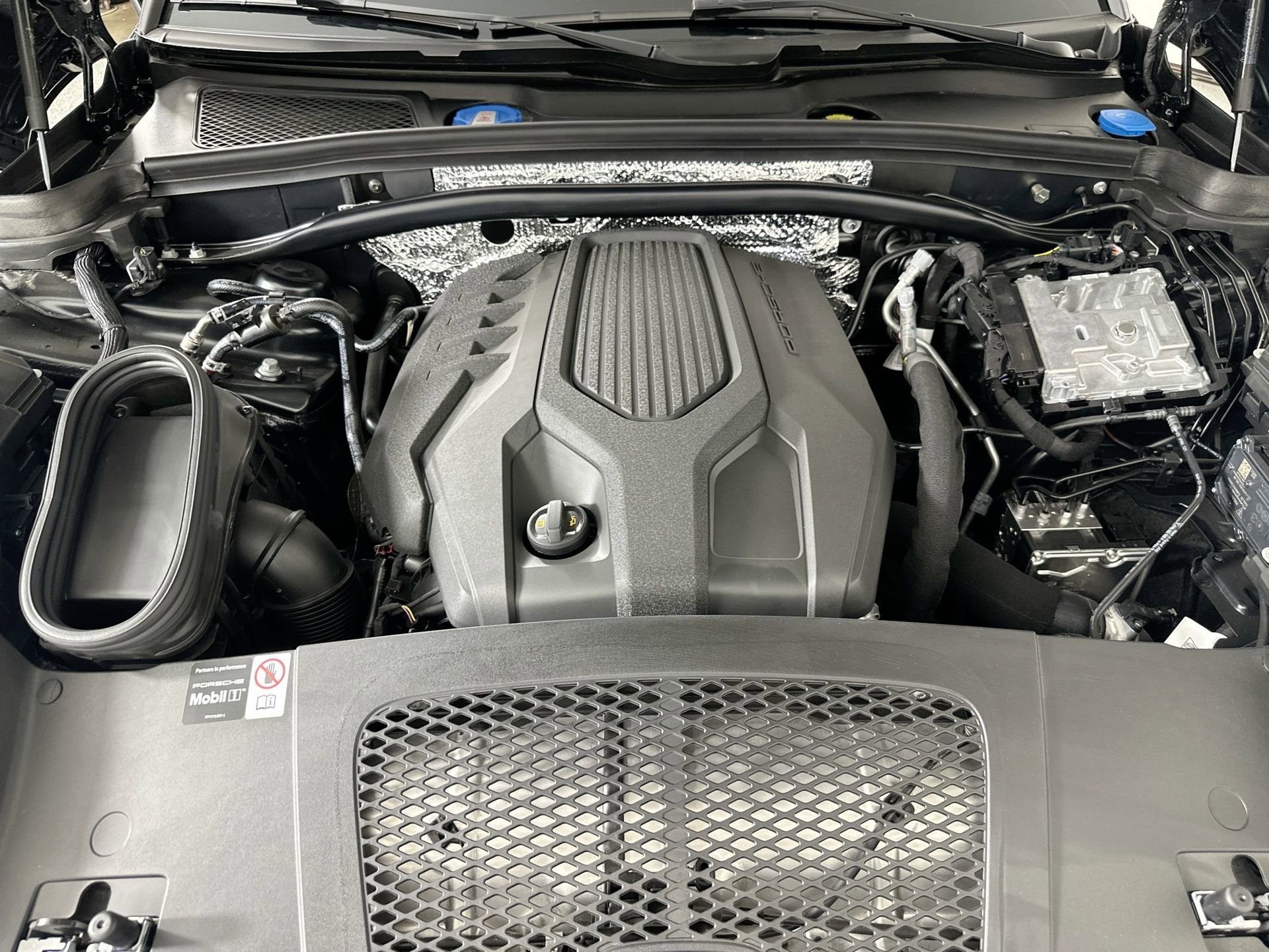 Certified 2025 Porsche Macan image 38