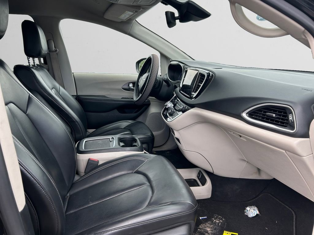 Used 2023 Chrysler Pacifica Touring-L FWD image 16