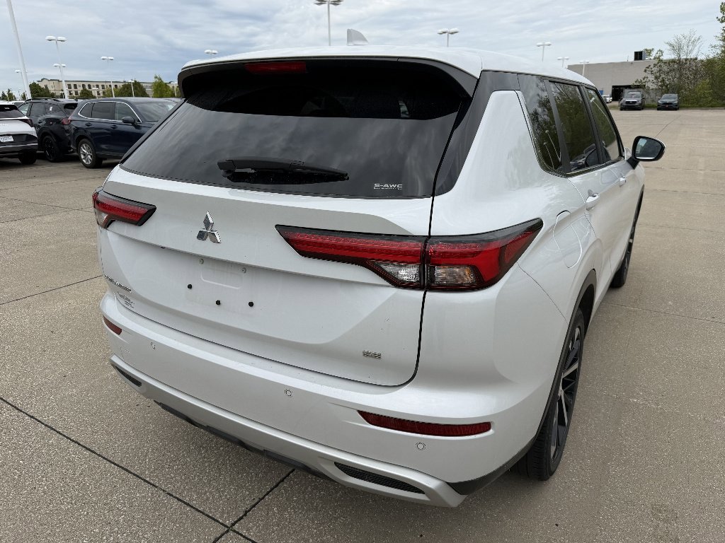 Used 2024 Mitsubishi Outlander SE AWD/4WD image 3