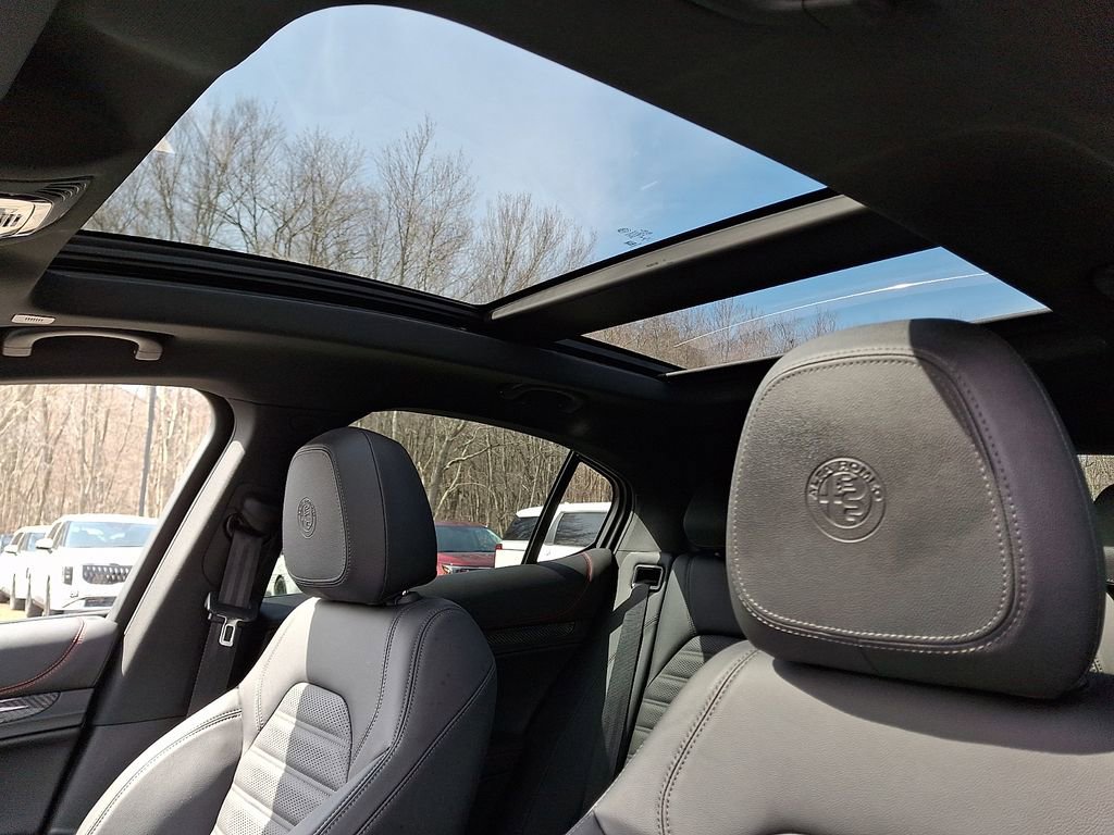 Used 2023 Alfa Romeo Stelvio Estrema image 14