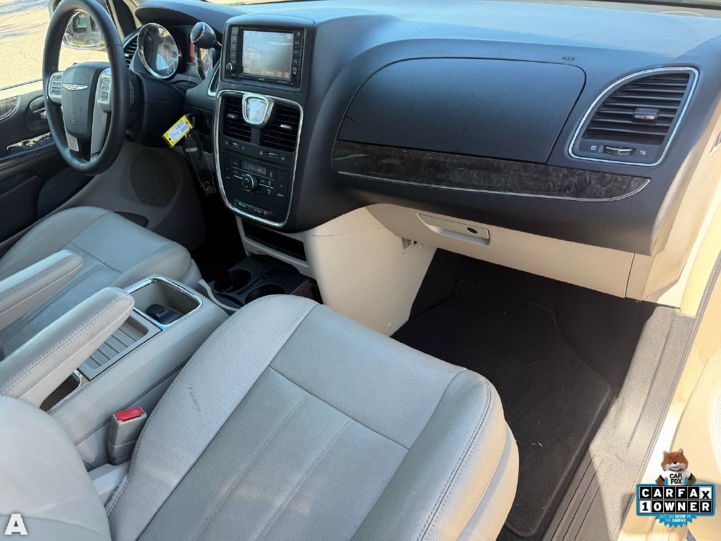 Used 2014 Chrysler Town & Country Touring FWD image 11