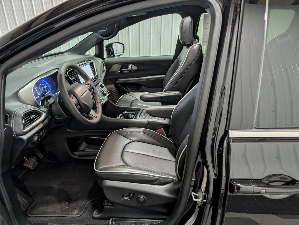Used 2027 Chrysler Pacifica Limited FWD image 16