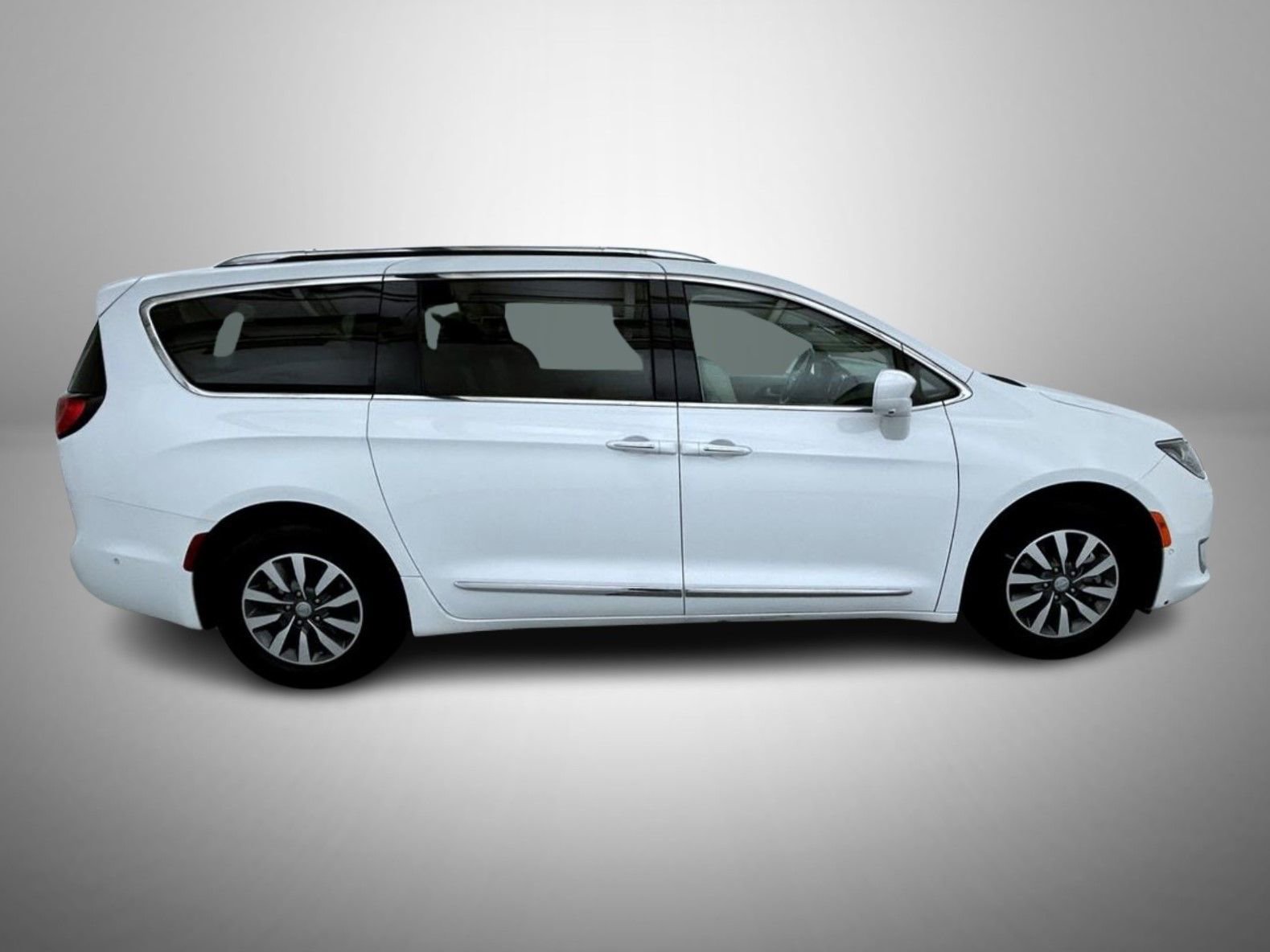 Used 2020 Chrysler Pacifica Touring-L Plus FWD image 4