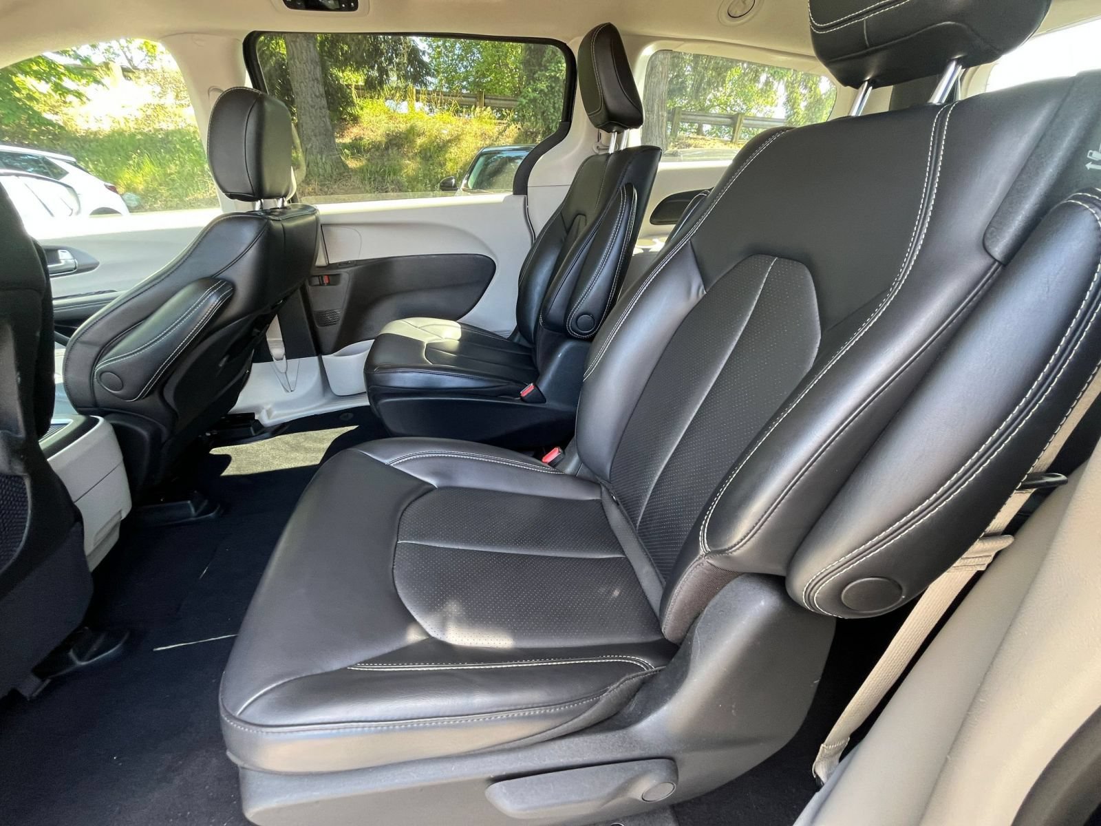 Used 2023 Chrysler Pacifica Touring-L FWD image 28
