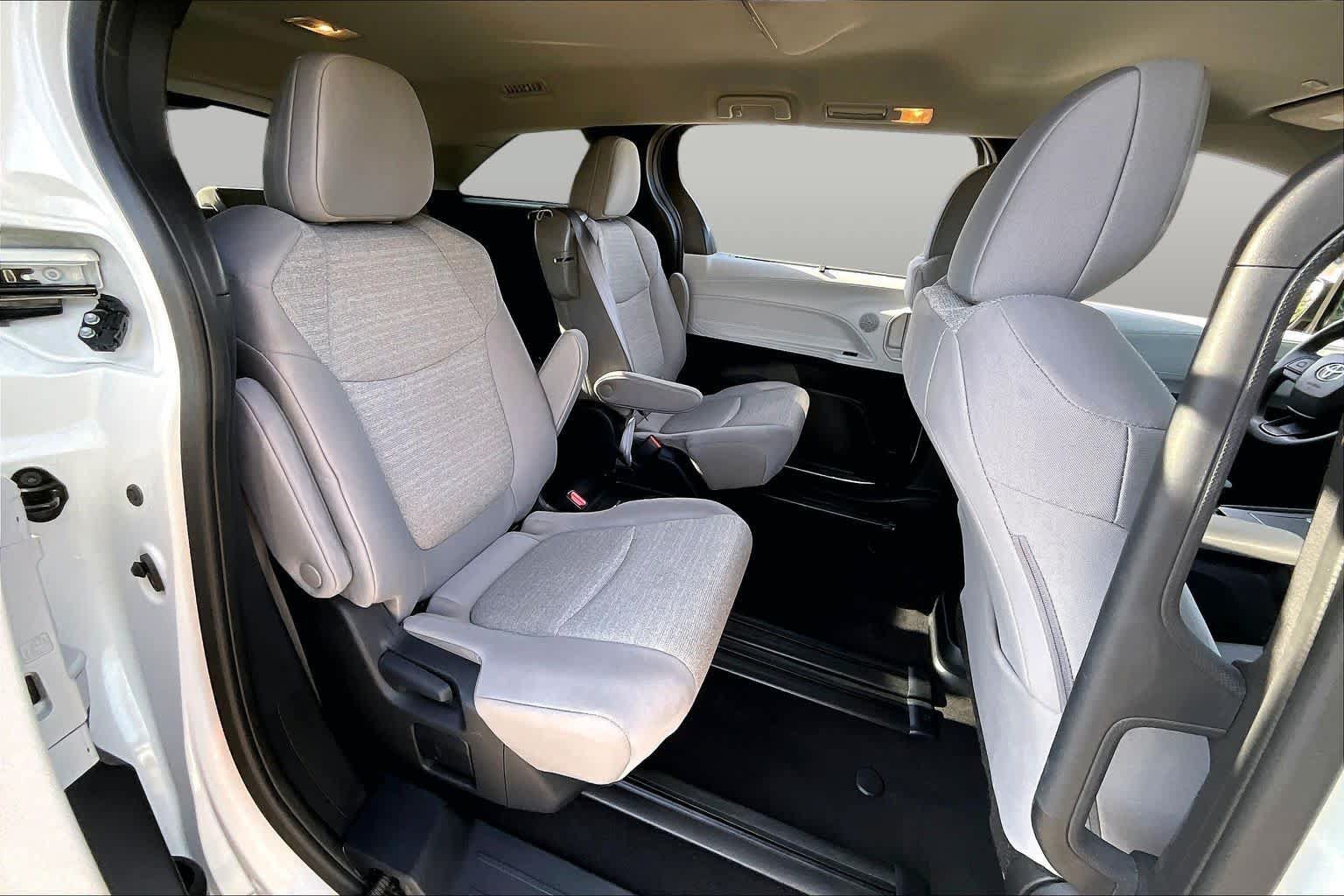 Certified 2025 Toyota Sienna LE FWD image 19
