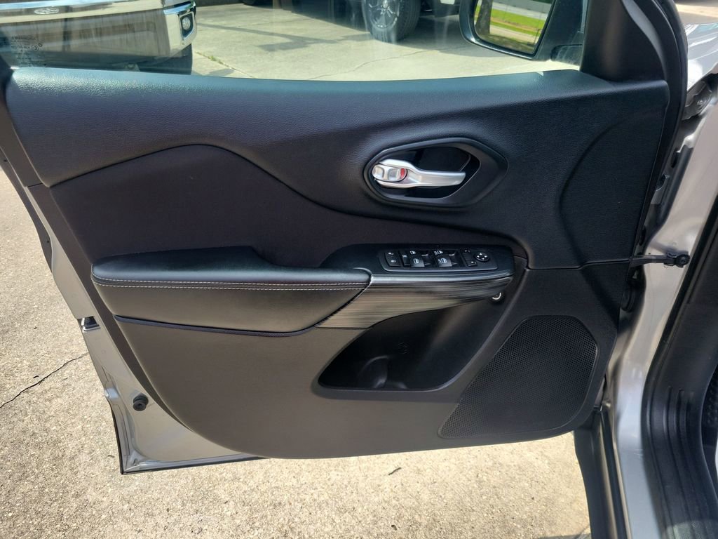 Used 2016 Jeep Cherokee Latitude FWD image 13