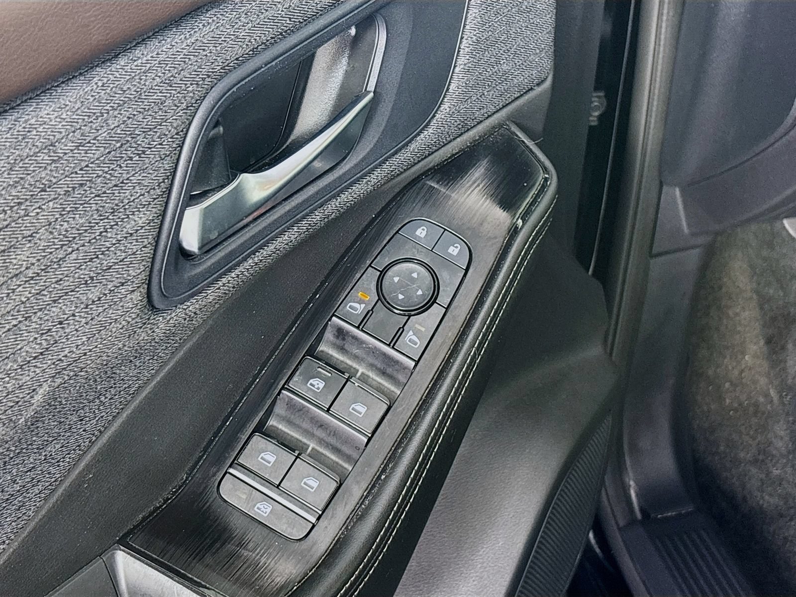 Used 2023 Nissan Rogue SV AWD/4WD image 17