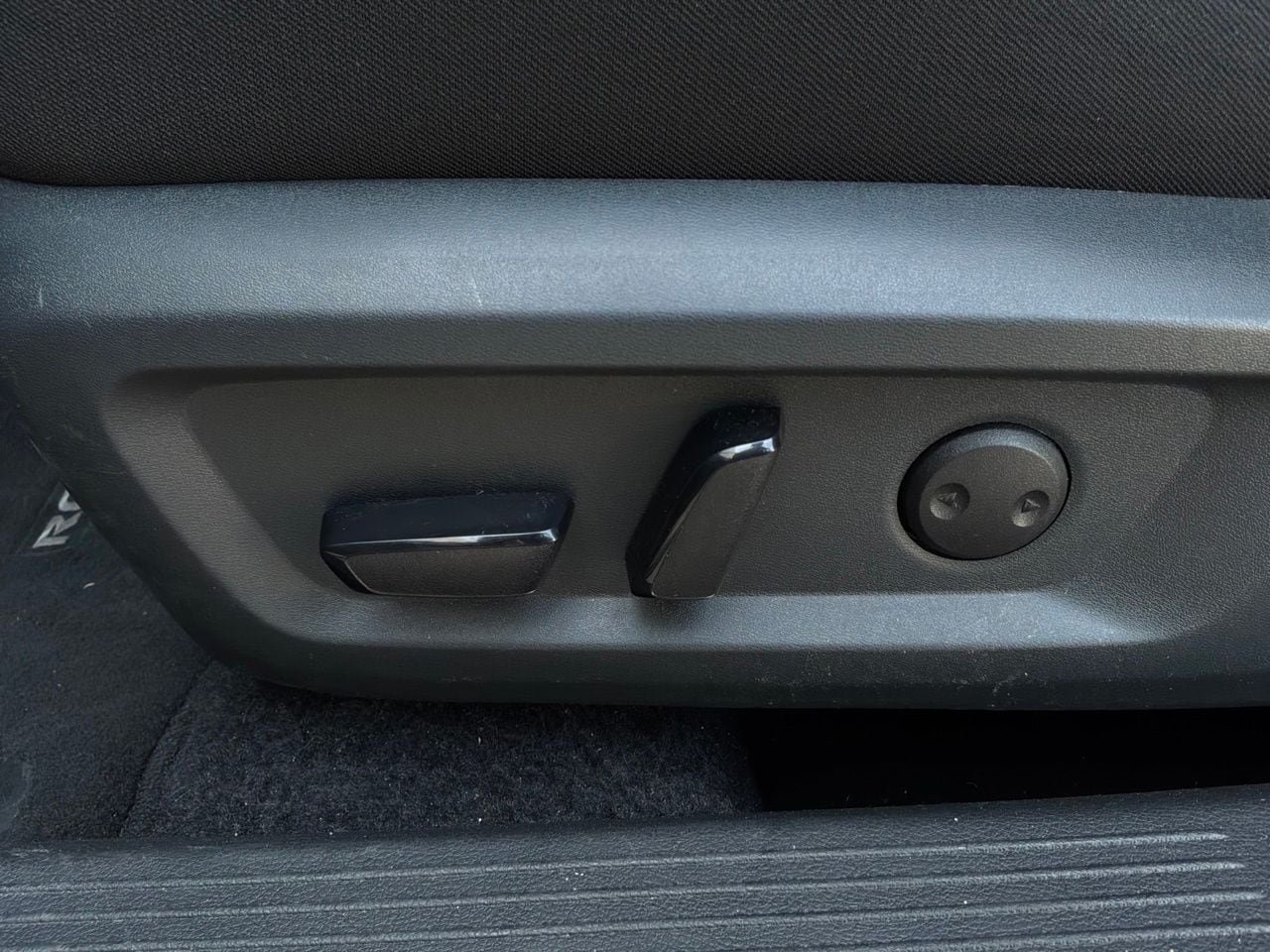 Used 2025 Nissan Rogue SV FWD image 11