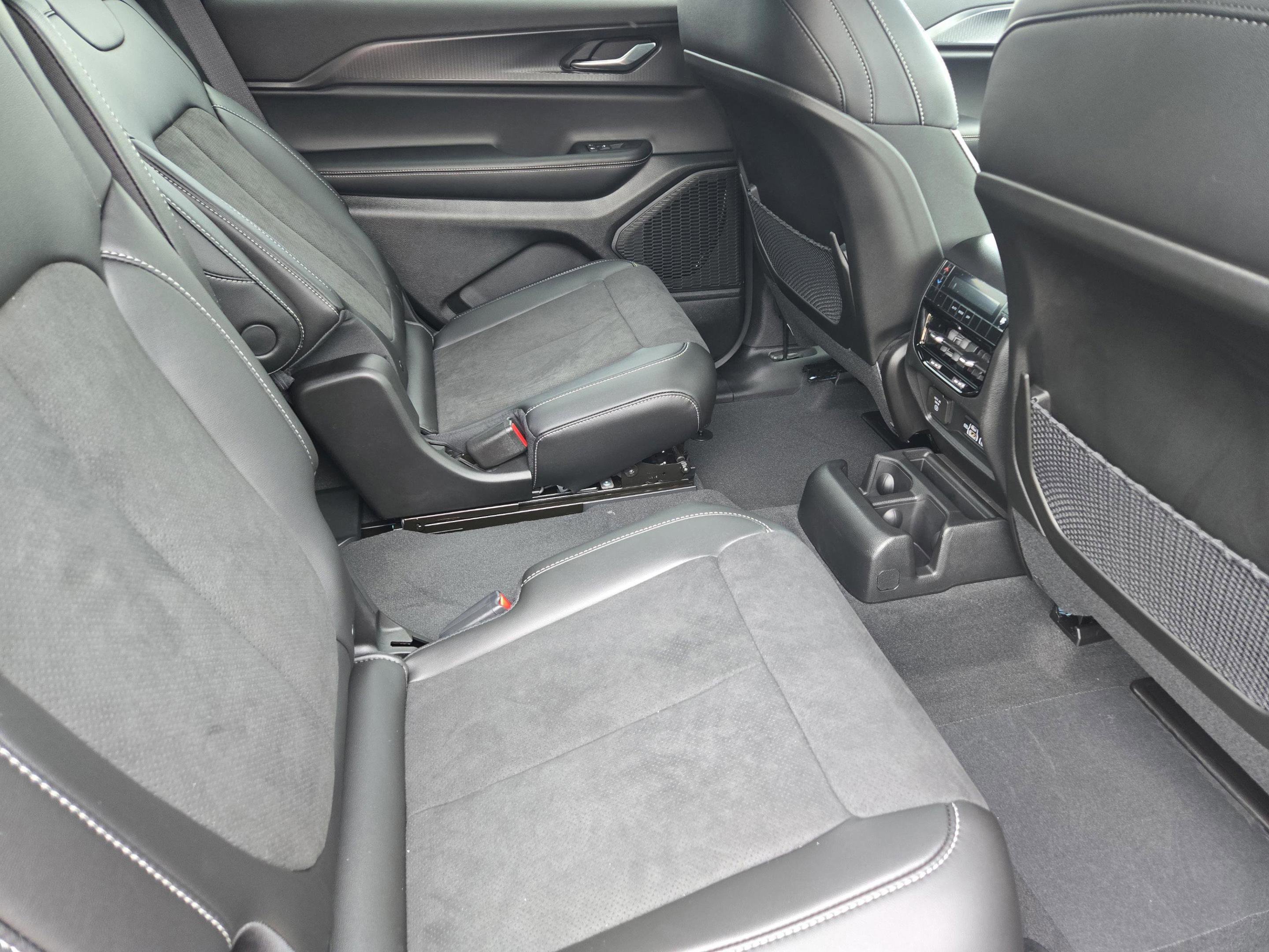 New 2025 Jeep Grand Cherokee L Altitude image 40