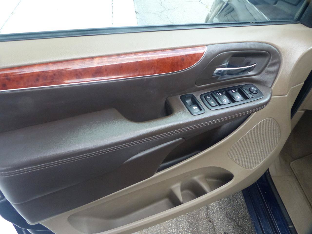 Used 2014 Chrysler Town & Country Touring-L w/ Driver Convenience Group FWD image 22