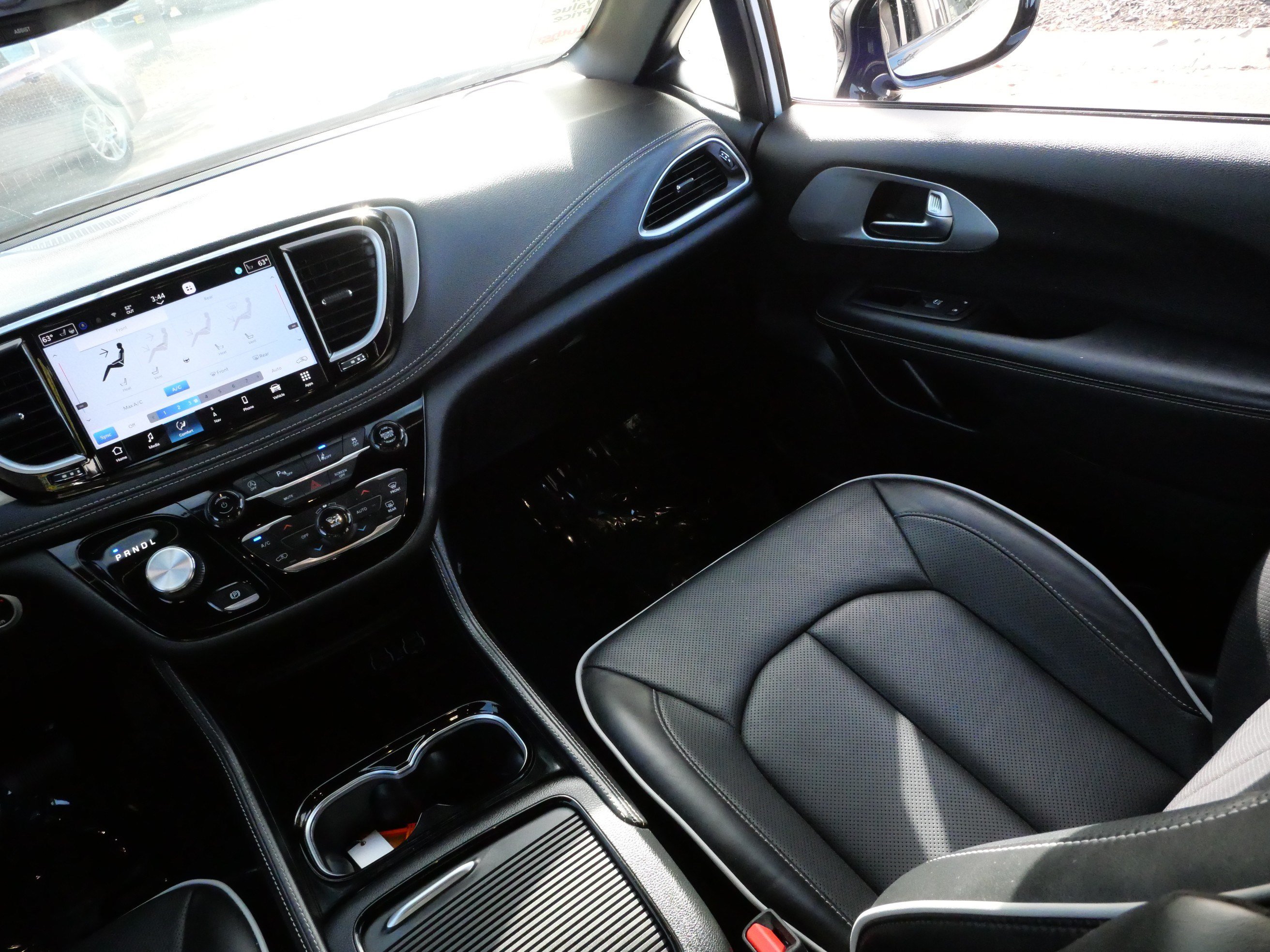 Used 2025 Chrysler Pacifica Limited FWD image 11
