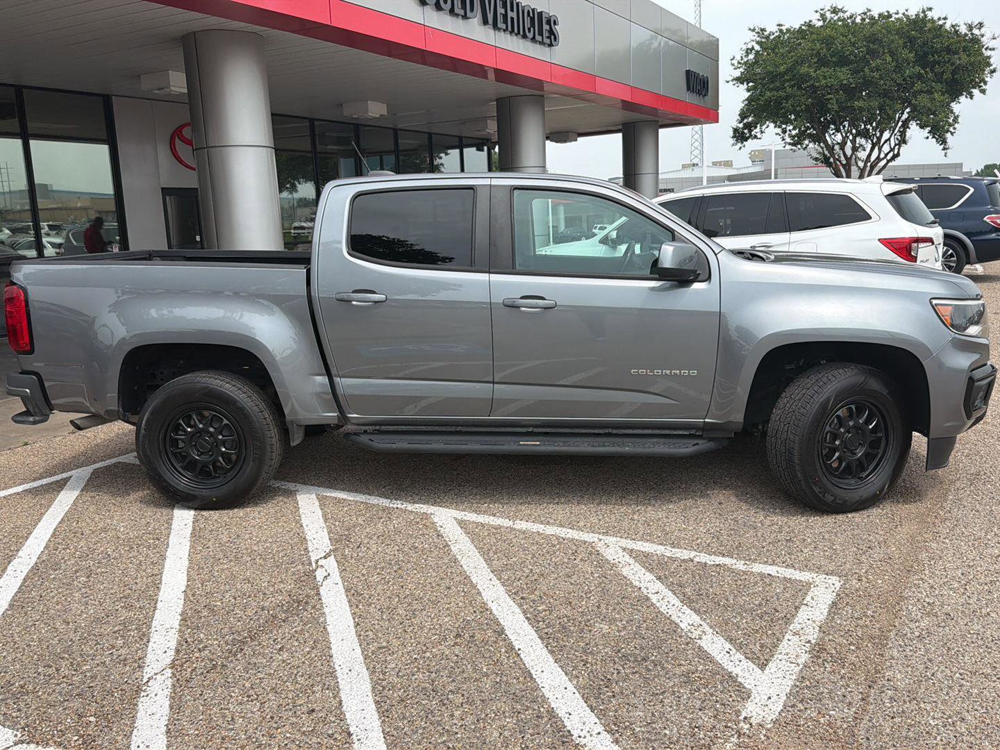 Used 2021 Chevrolet Colorado LT RWD image 2