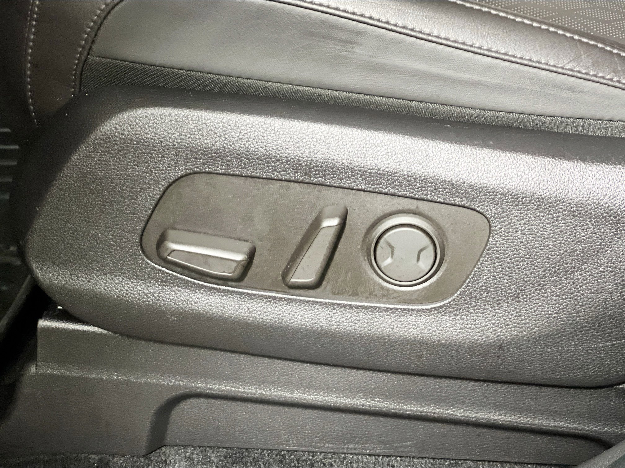 Used 2024 Kia Carnival EX image 15