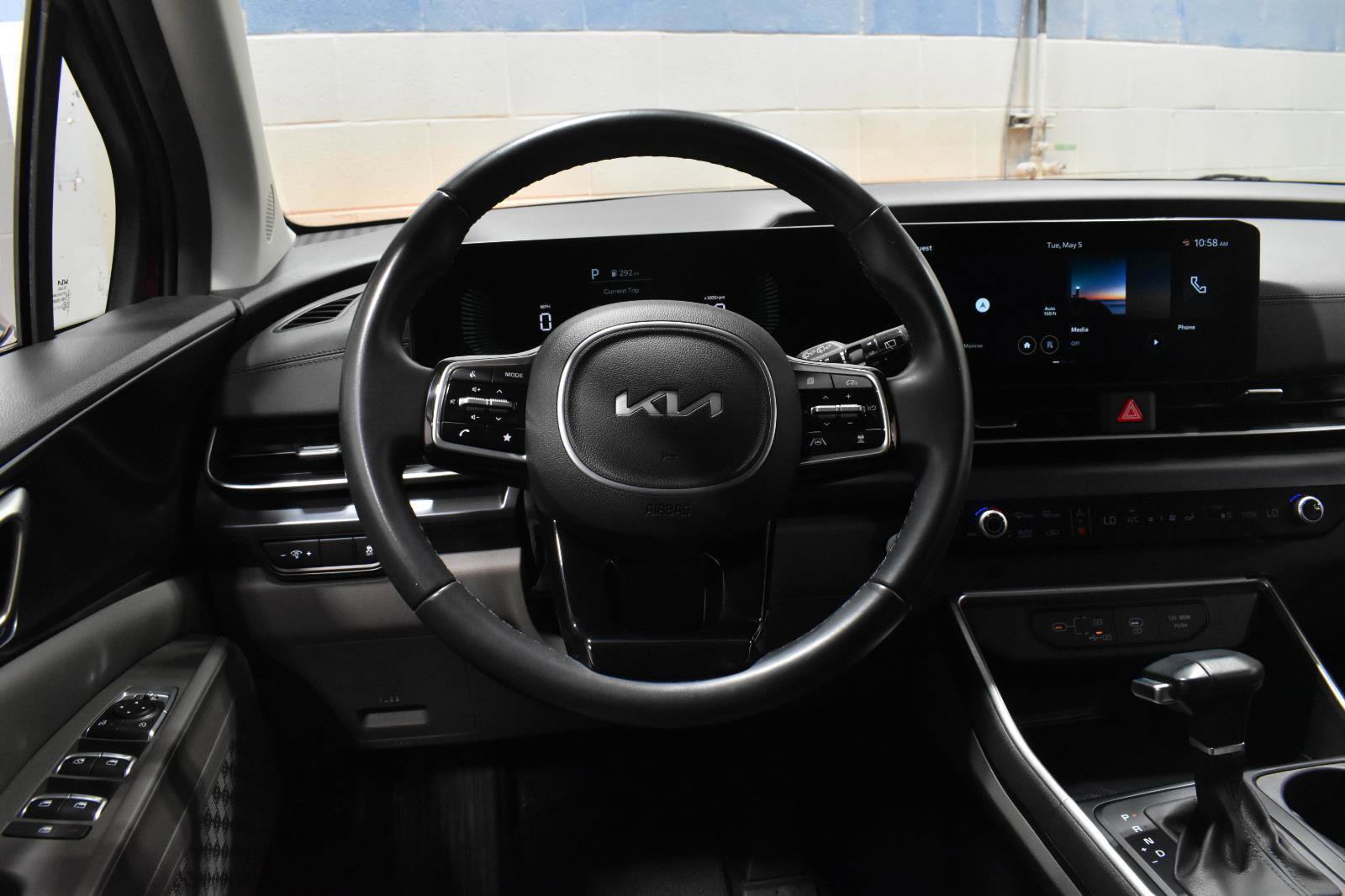 Used 2025 Kia Carnival FWD image 11